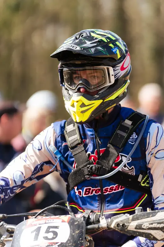 Sport mécanique — virage en course