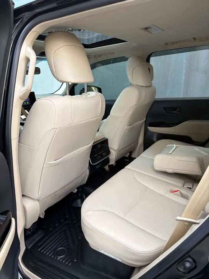 Land Cruiser 300 GXR.