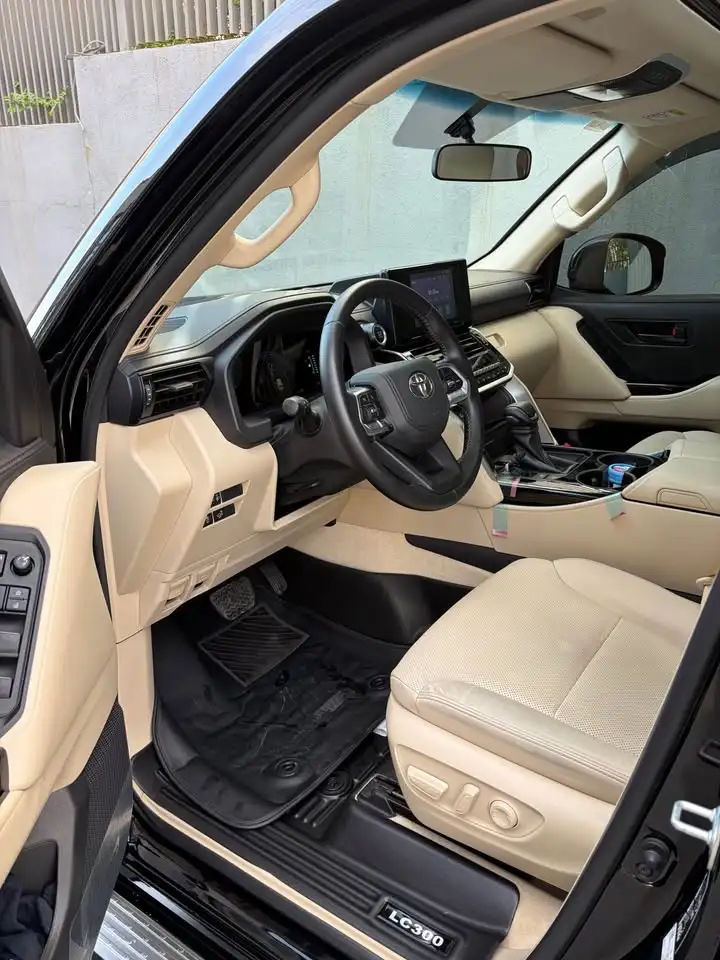 Land Cruiser 300 GXR.