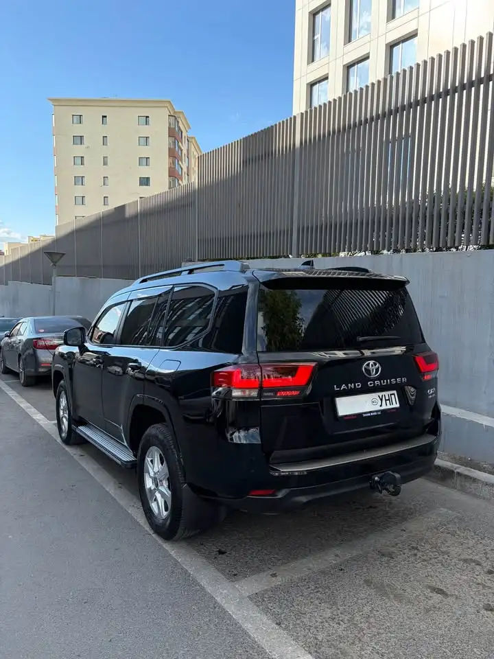 Land Cruiser 300 GXR.
