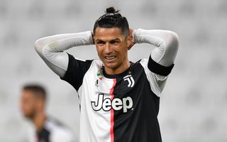 Ronaldo v Evropské lize, nebo úplně novém klubu? Jaké má Juventus šance na postup do Ligy mistrů, sázkovky už vypisují kurzy na Ronaldův přestup.