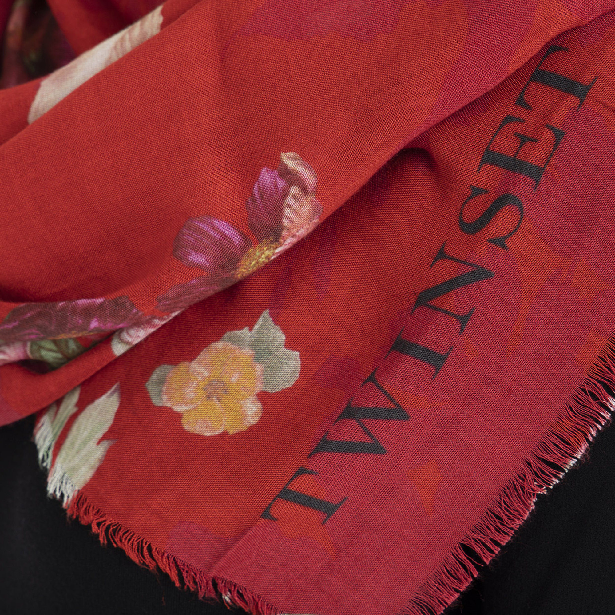 Stola con fantasia floreale su base rosso Twinset vista6