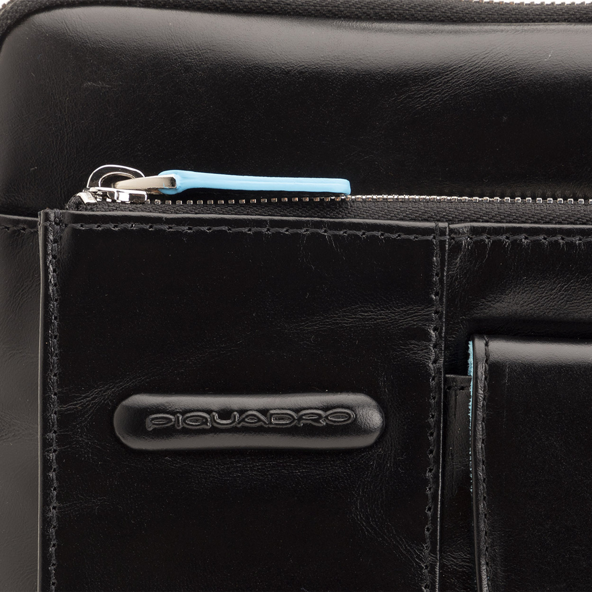 Borsello con tasche in pelle nero con dettagli turchese Piquadro vista3