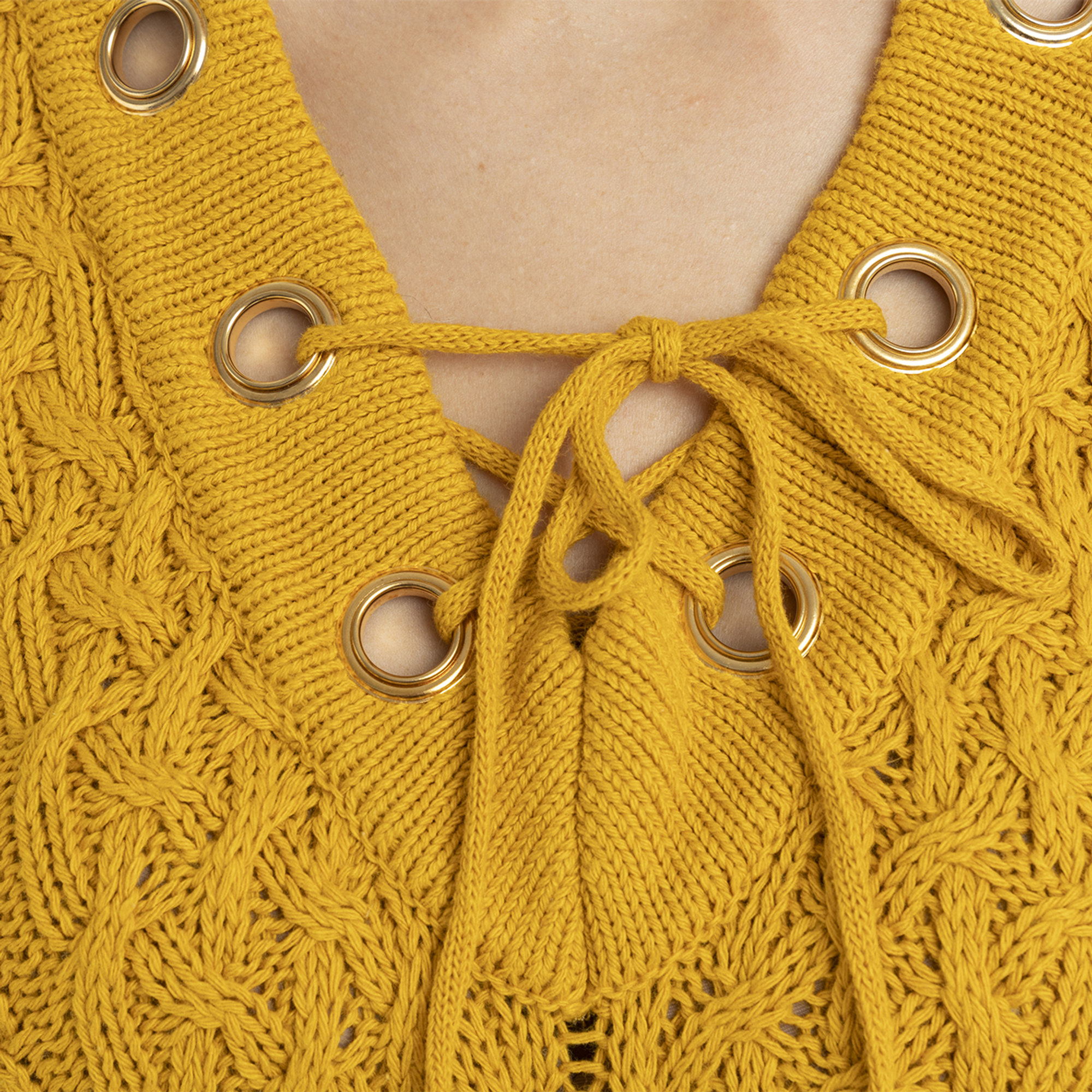 Maglia a V con anelli dorati giallo senape Guess  vista3