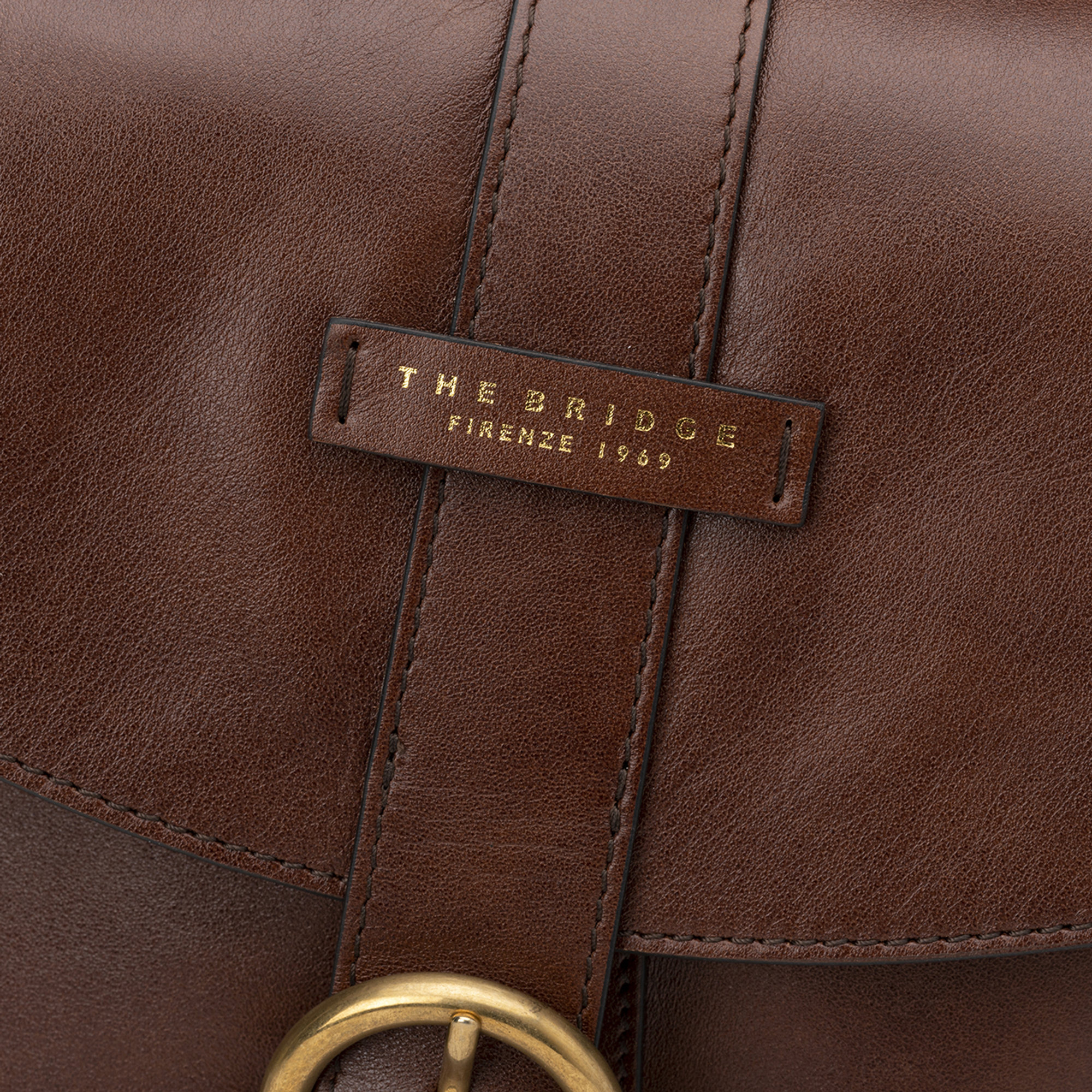 Zaino con patta in pelle marrone The Bridge vista3