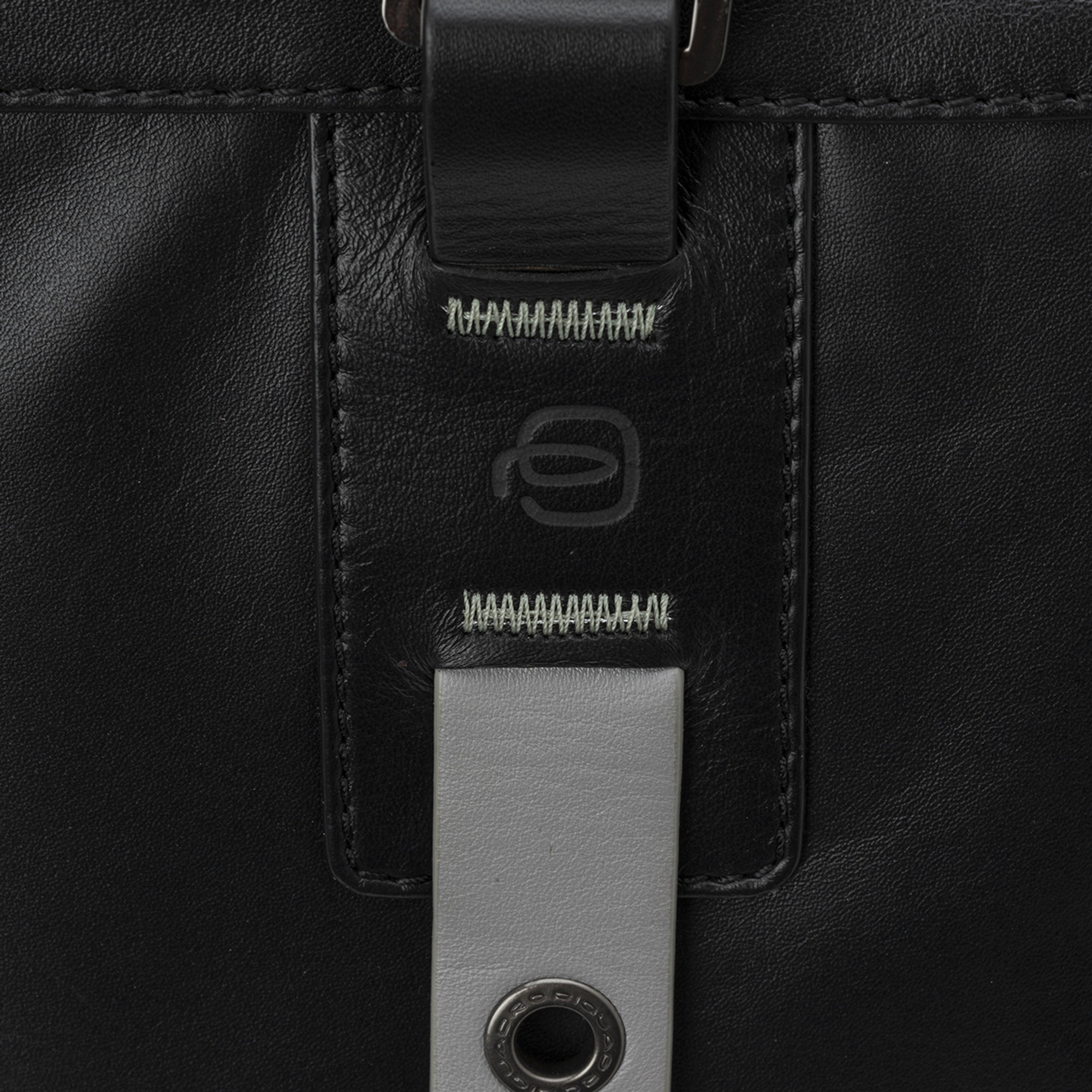 Zaino in pelle con patta roll-Top nero Piquadro vista3
