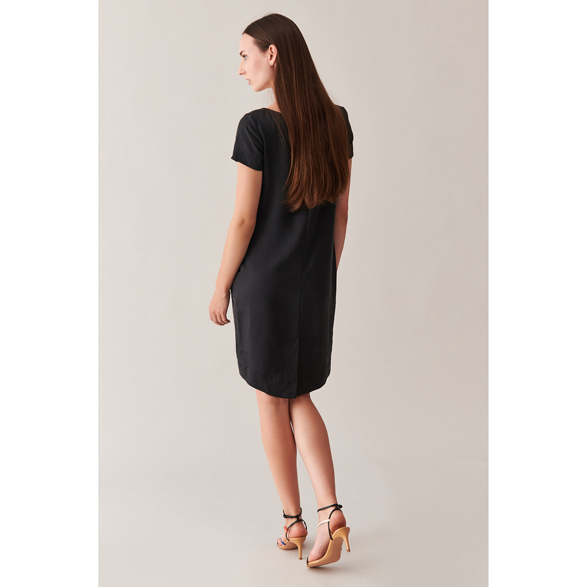 Vestito Atiama nero con dettaglio righe bainche Tatuum vista4