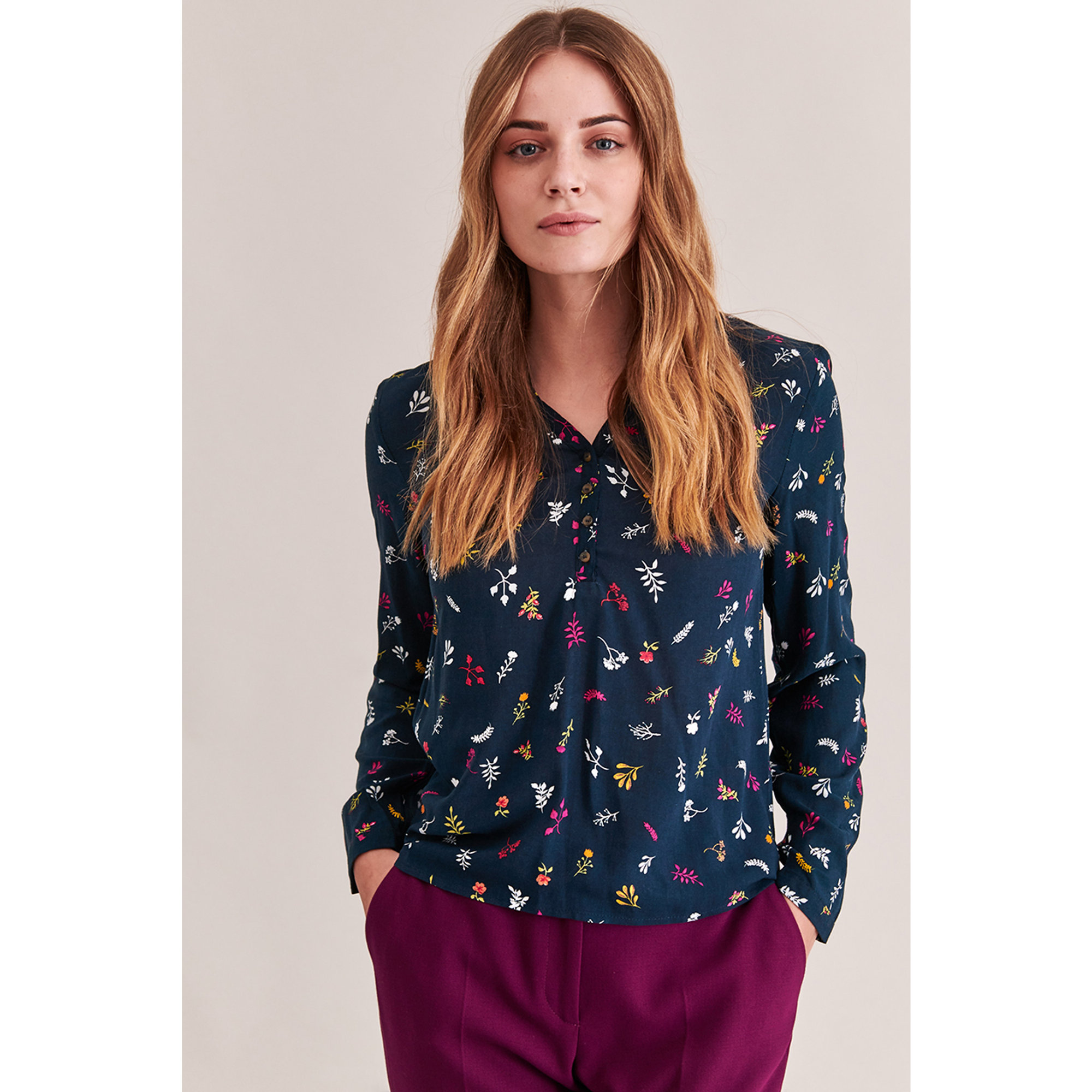 Blusa Umaza con scollo a V e dettaglio bottoni a fantasia sul blu Tatuum vista0