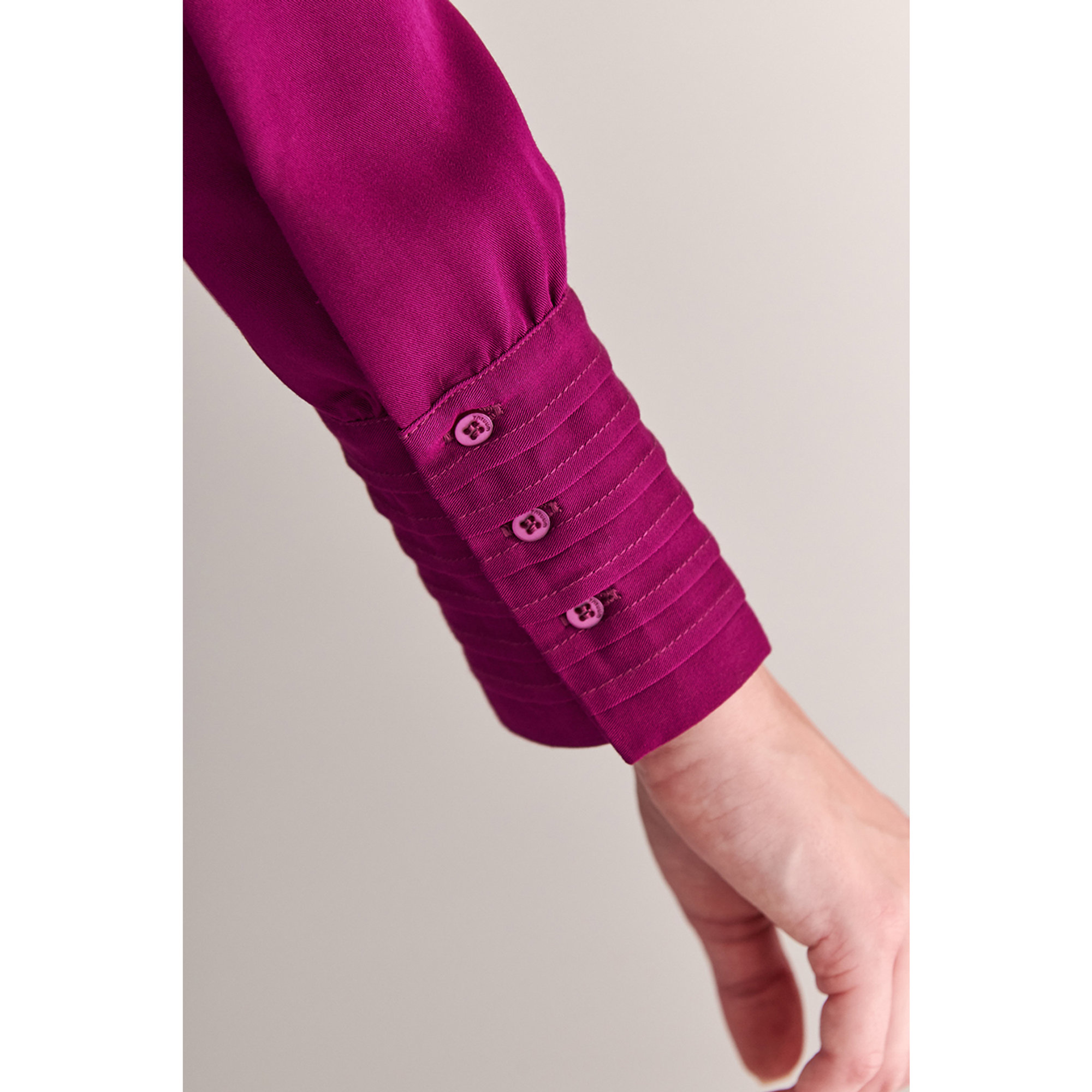 Blusa Noelia viola  vinaccia con dettaglio polsini e chiusura con bottone Tatuum vista2