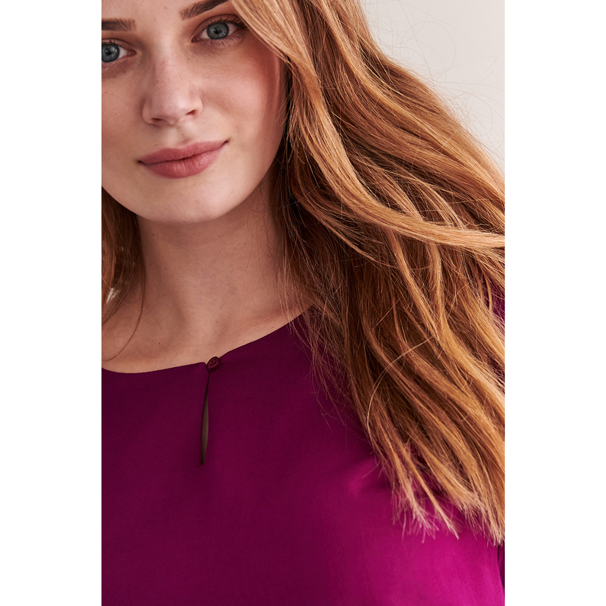 Blusa Noelia viola  vinaccia con dettaglio polsini e chiusura con bottone Tatuum vista4