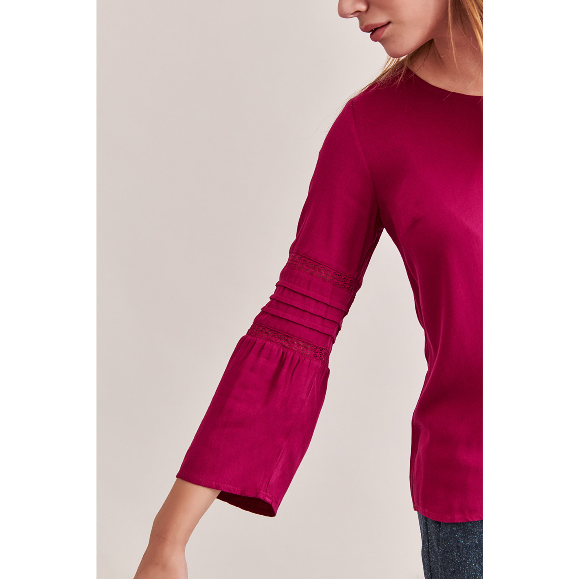 Blusa Marisa fucsia con dettaglio balze sulle maniche Tatuum vista2