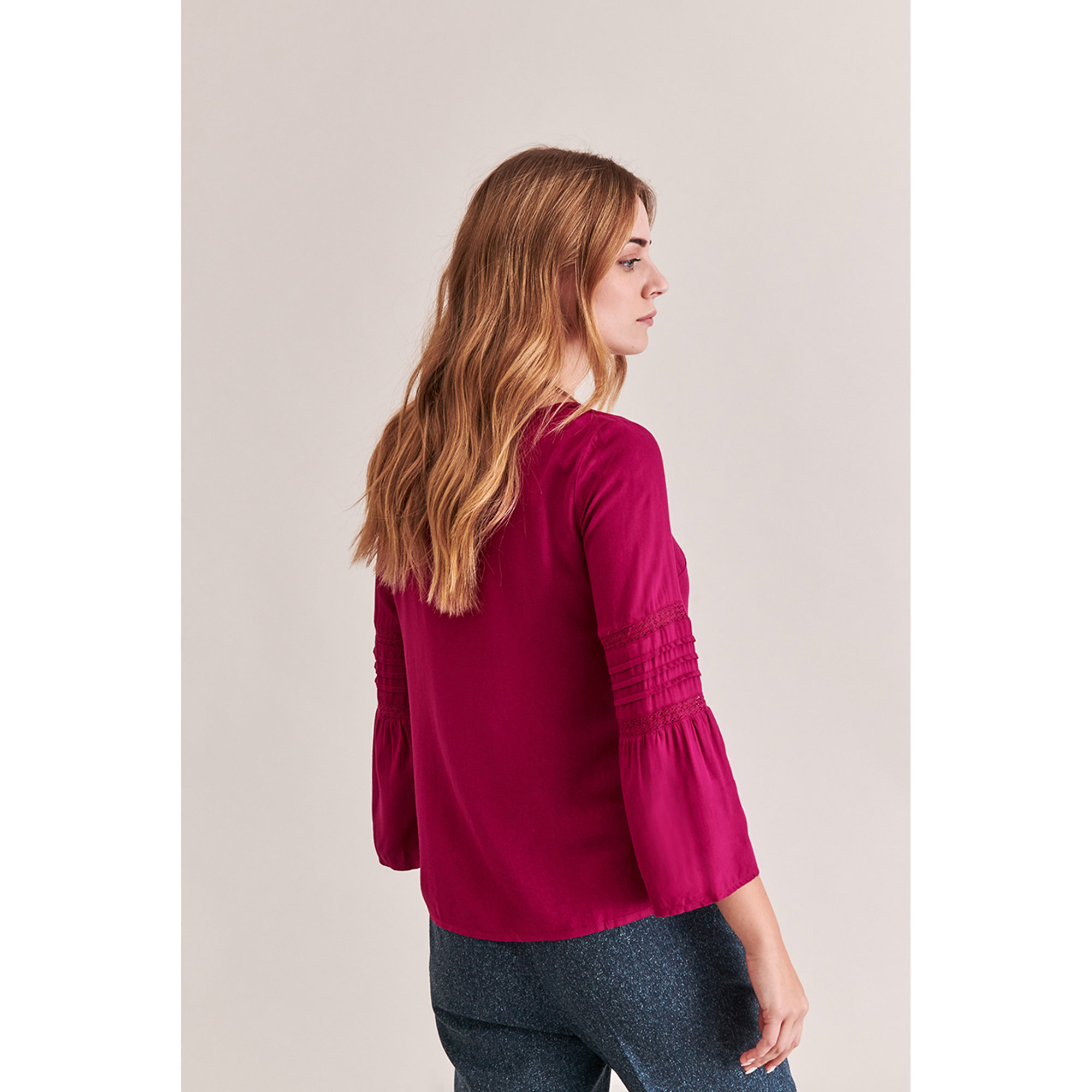Blusa Marisa fucsia con dettaglio balze sulle maniche Tatuum vista3