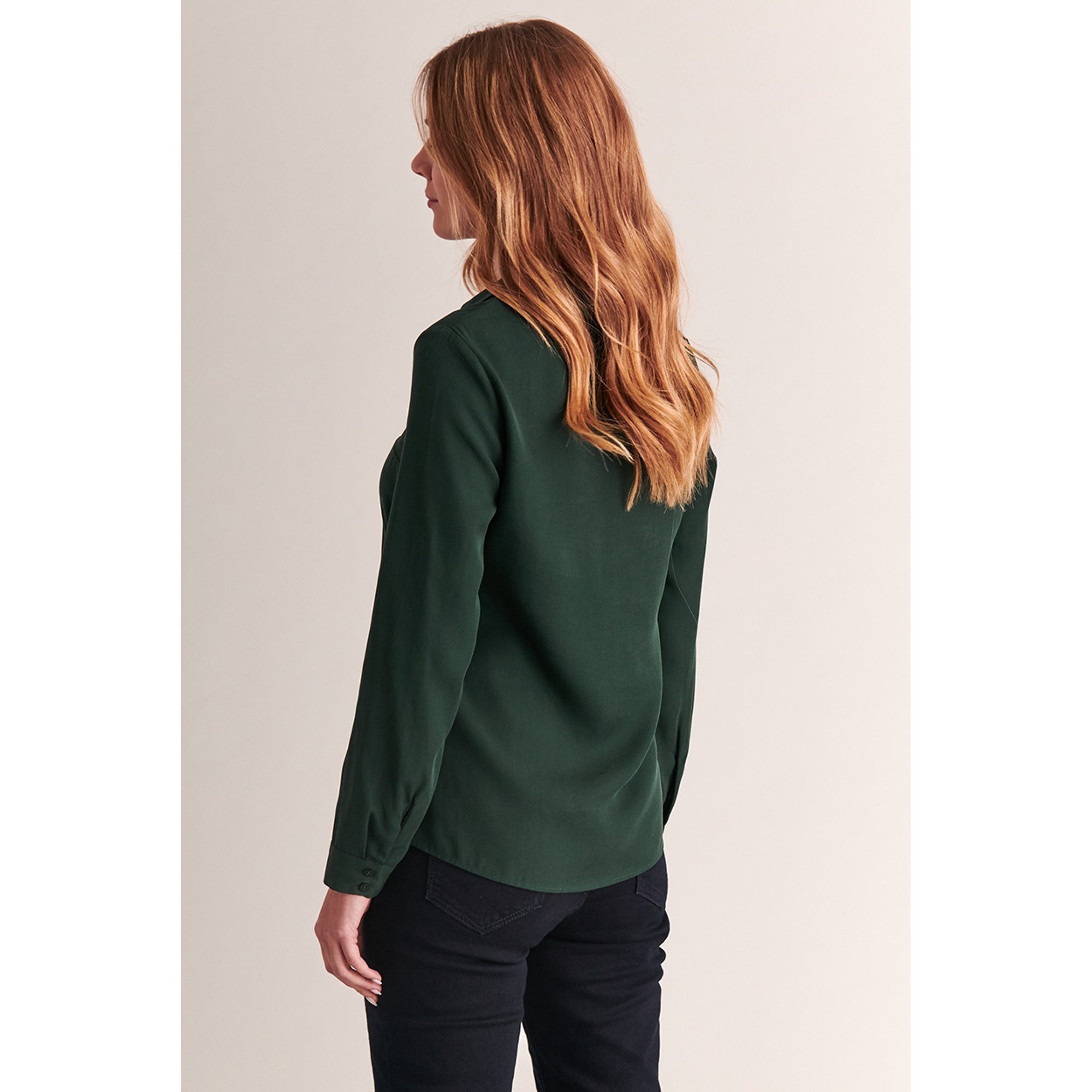 Camicia Berda verde  con scollo a V Tatuum vista4