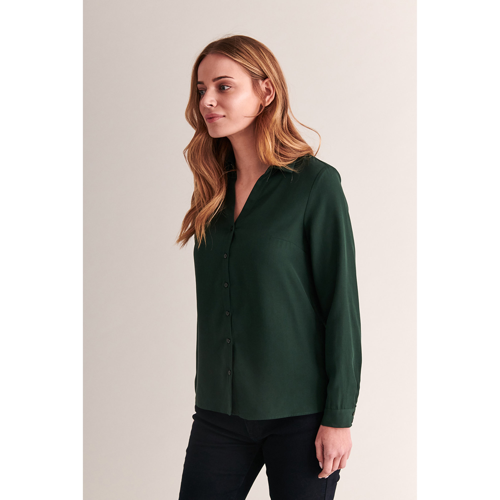 Camicia Berda verde  con scollo a V Tatuum vista0