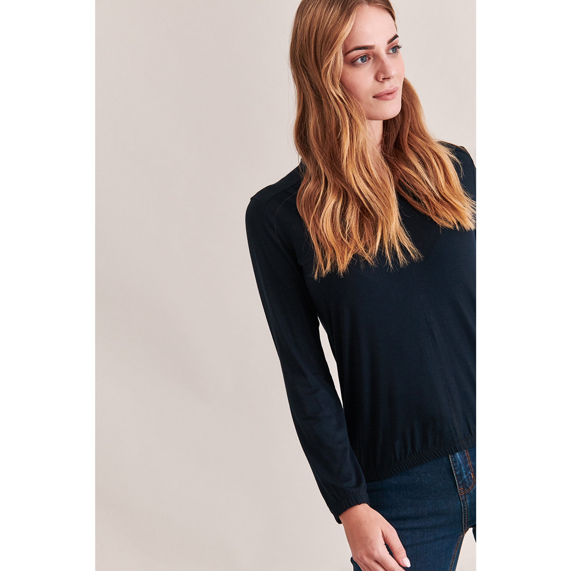 Blusa Berita con dettaglio scollo a V e polsini arricciati Tatuum vista2