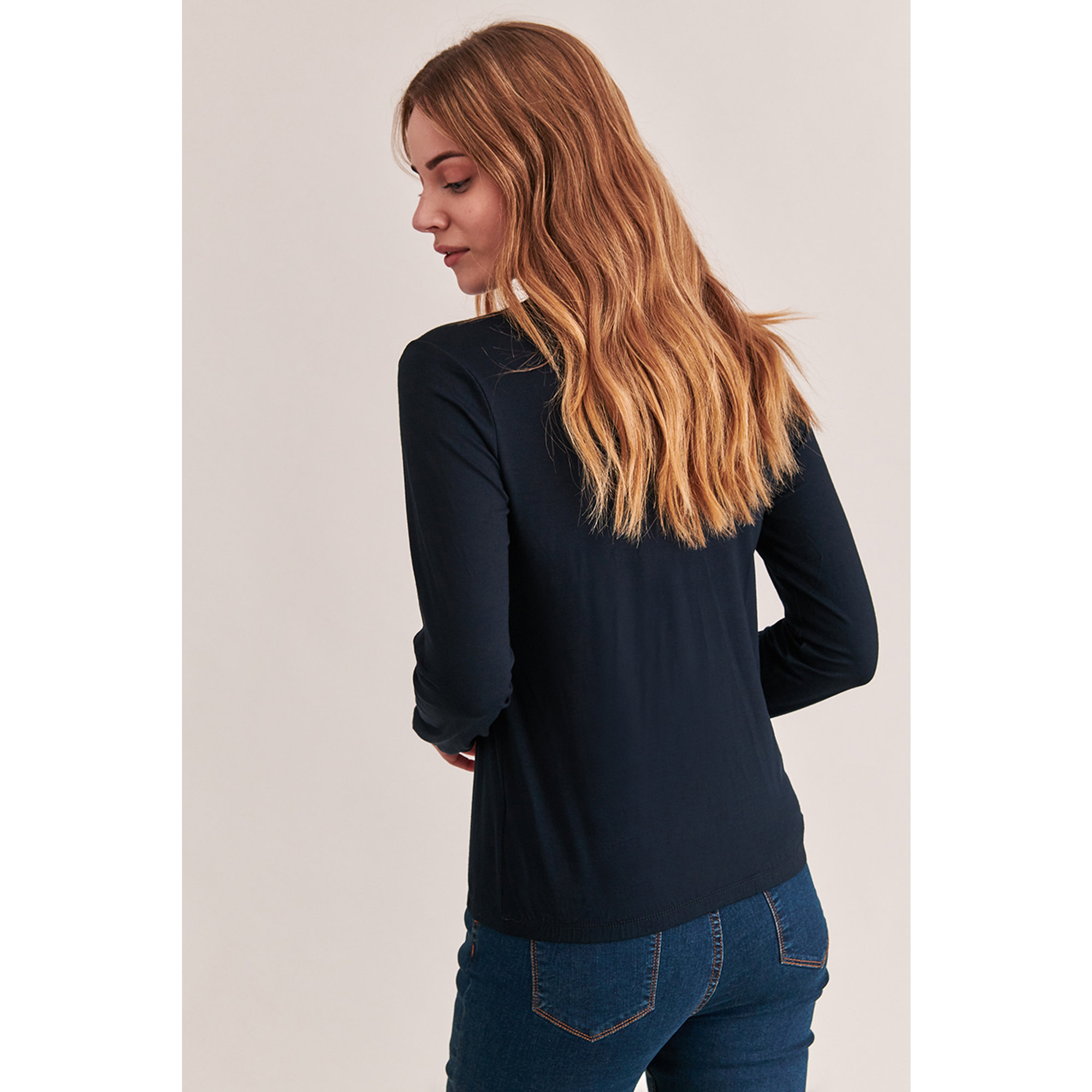 Blusa Berita con dettaglio scollo a V e polsini arricciati Tatuum vista3