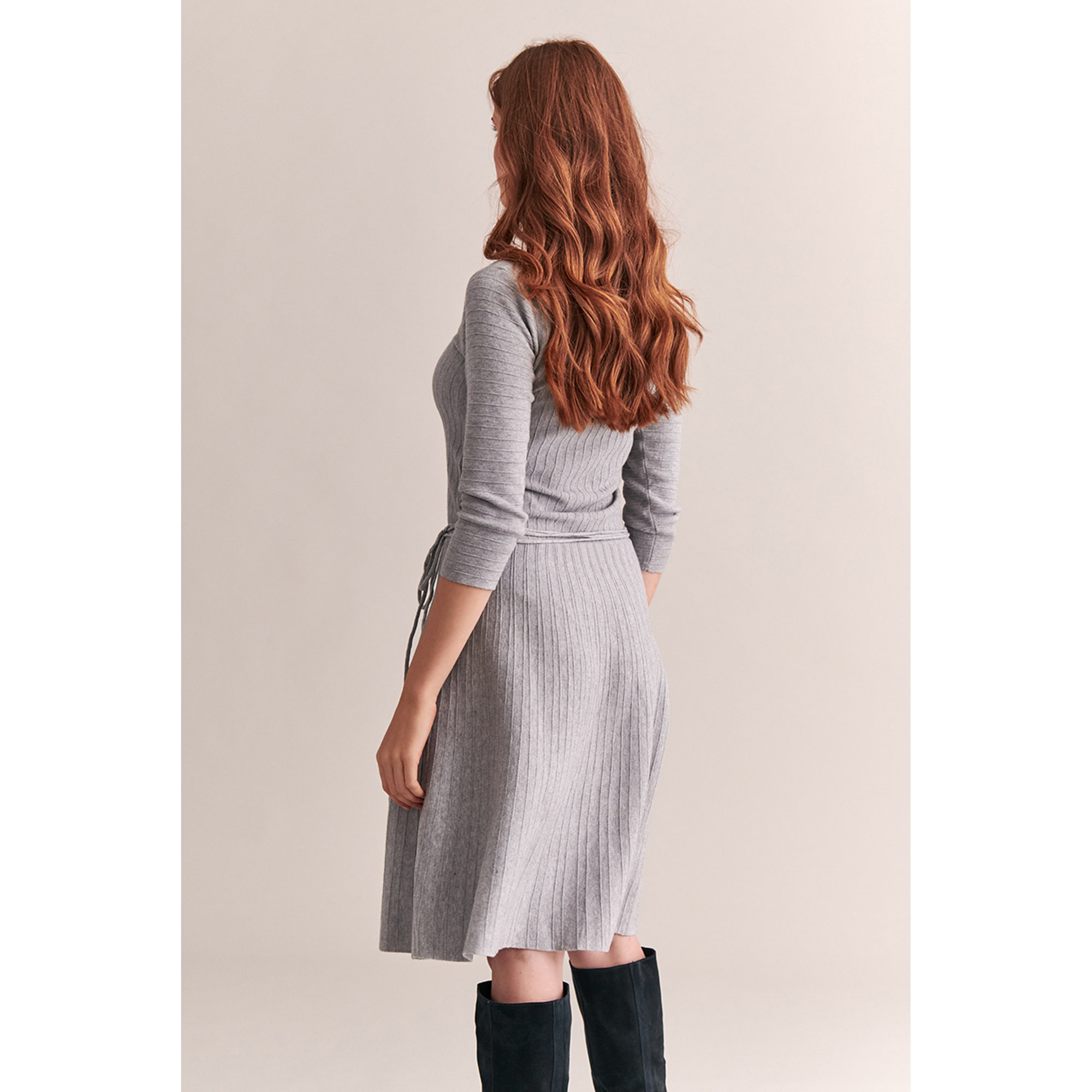 Vestito Umiko grigio in maglia a costine larghe e lunghezza media Tatuum vista1