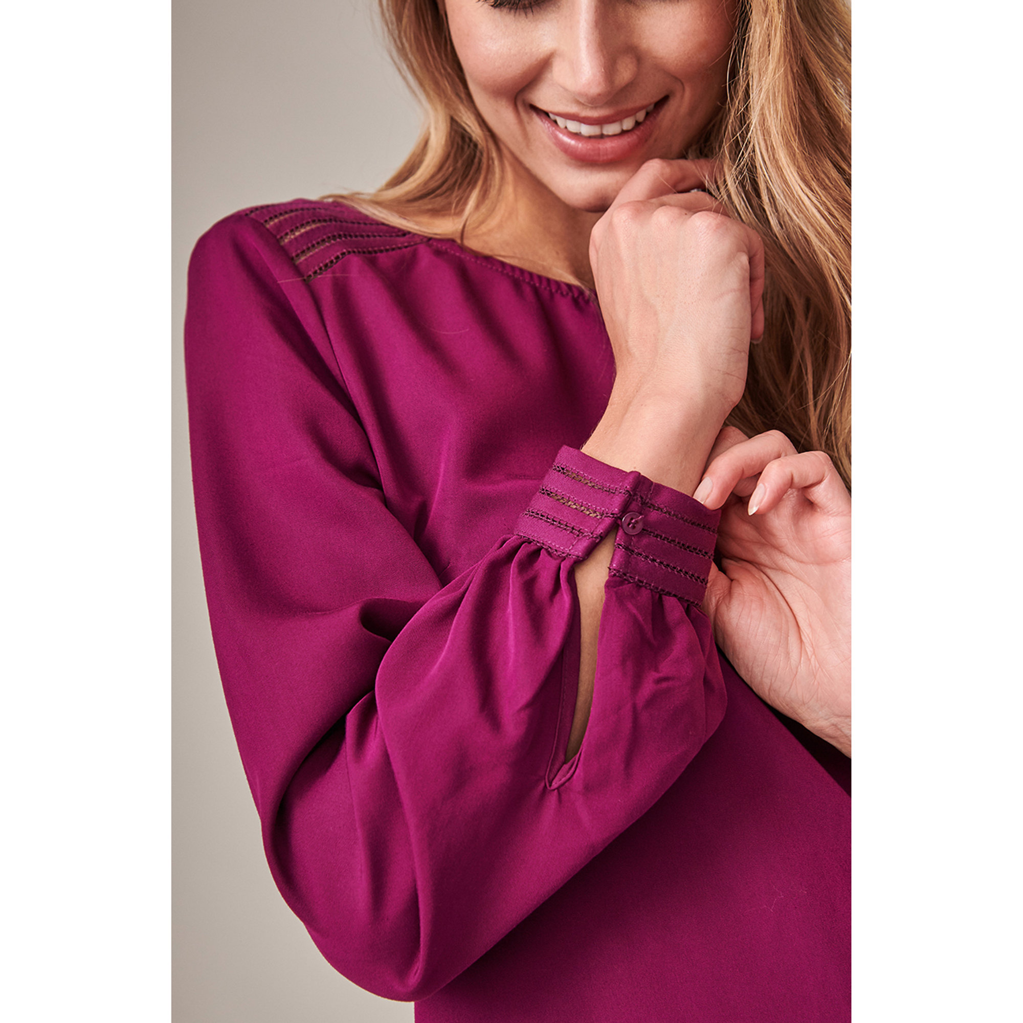 Blusa Paniza fucsia con dettglio sulle spalle e polsini stretti Tatuum vista1