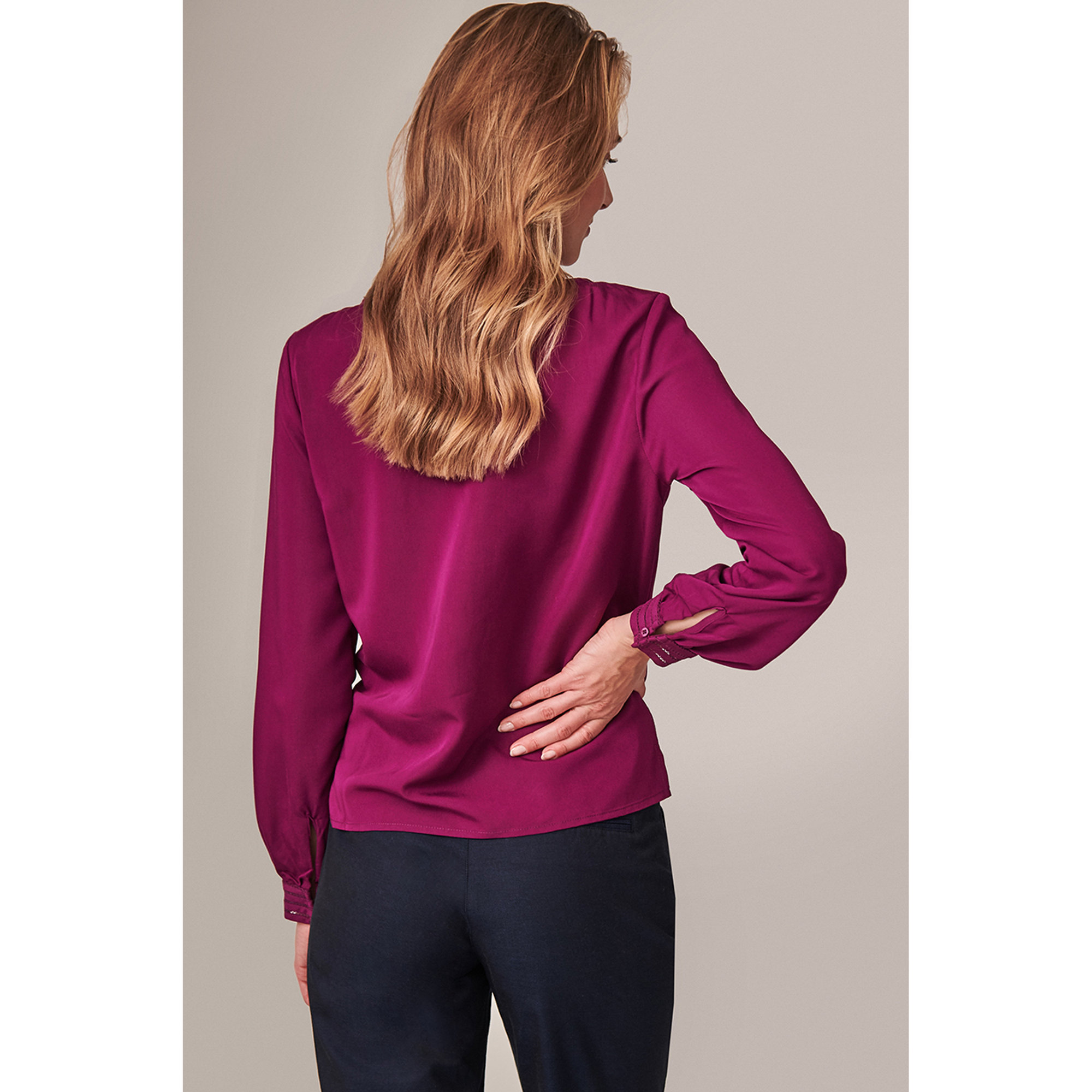 Blusa Paniza fucsia con dettglio sulle spalle e polsini stretti Tatuum vista2