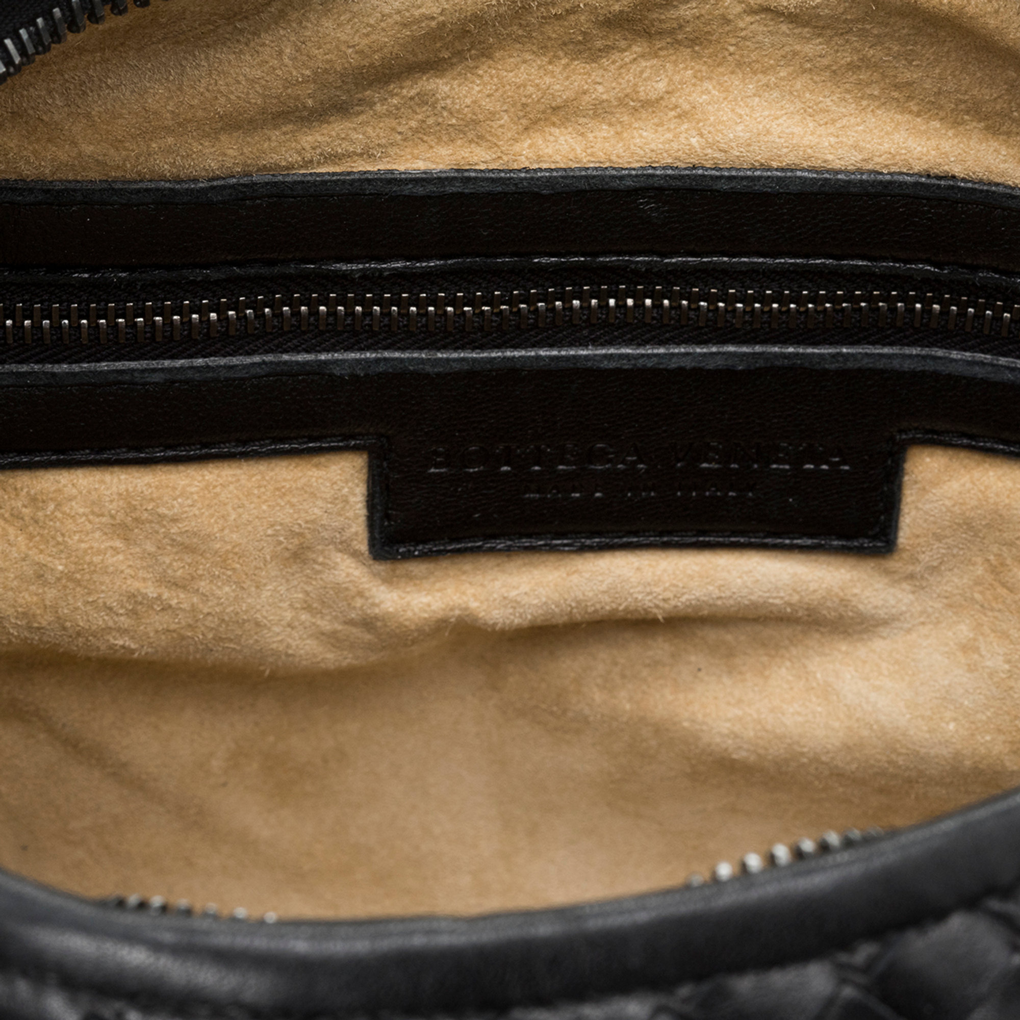 Bottega Veneta borsa intrecciata nera con manico tubolare e zip Bottega Veneta vista5
