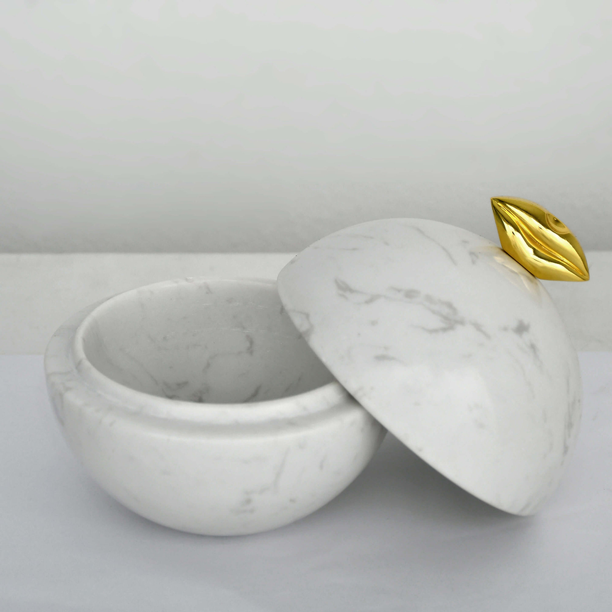 Diseño de objetos decorativos en mármol y metal, blanco Decorazione Art Deco vista2