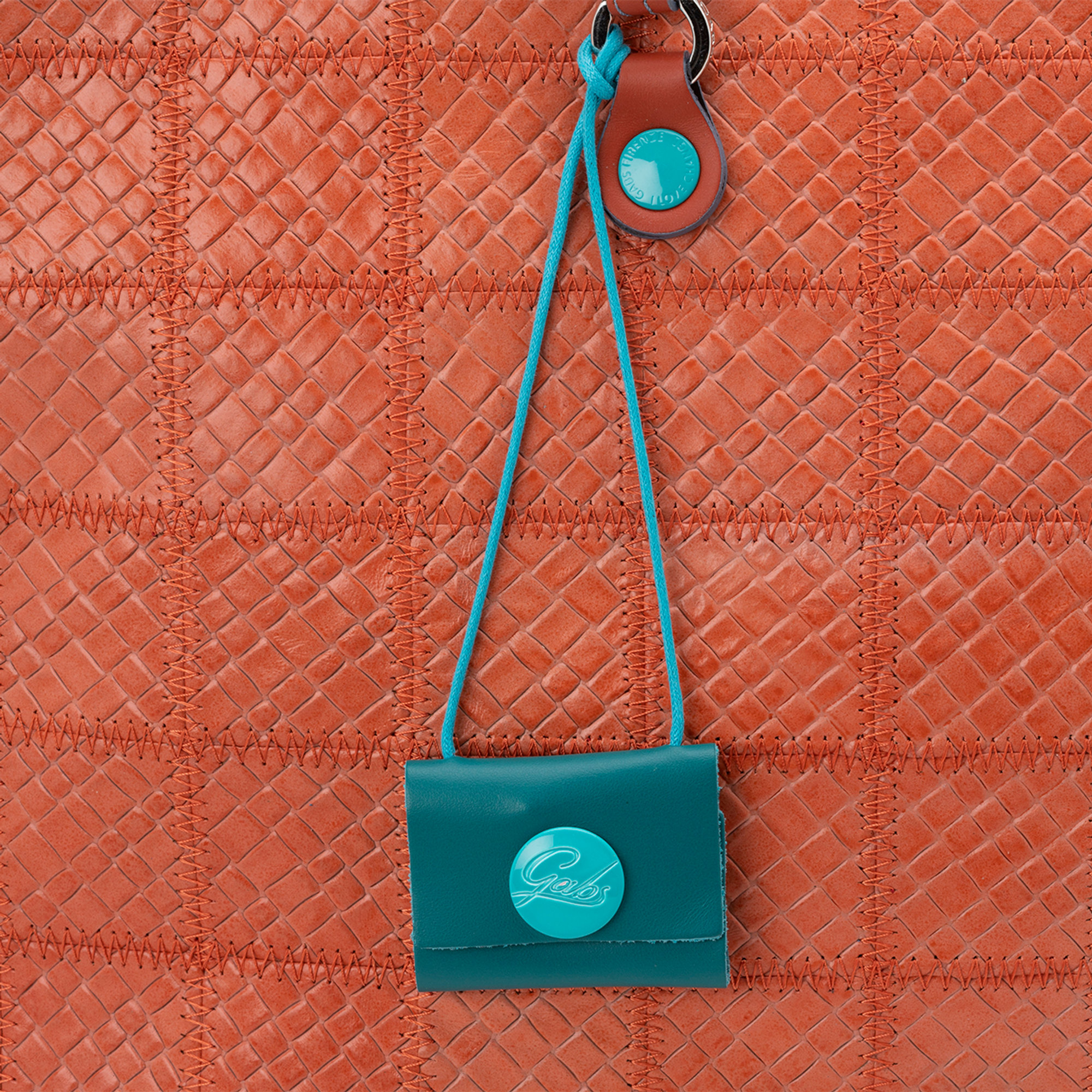 Sohpping bag trasformabile G43 in pelle cucita rossa con manici e zip Gabs vista4