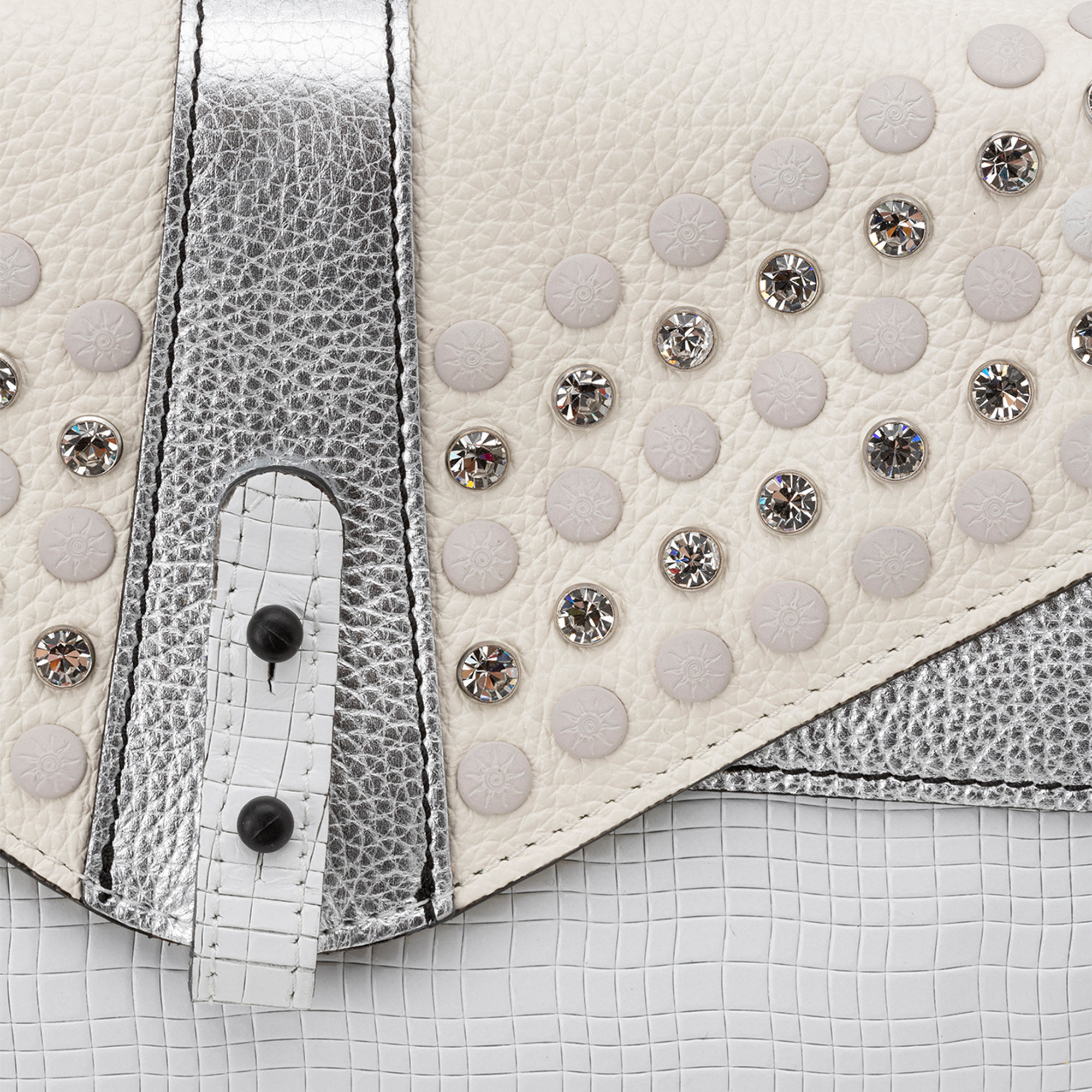 Borsa a spalla Claudia in pelle bianca con patta laminata e strass Gabs vista2