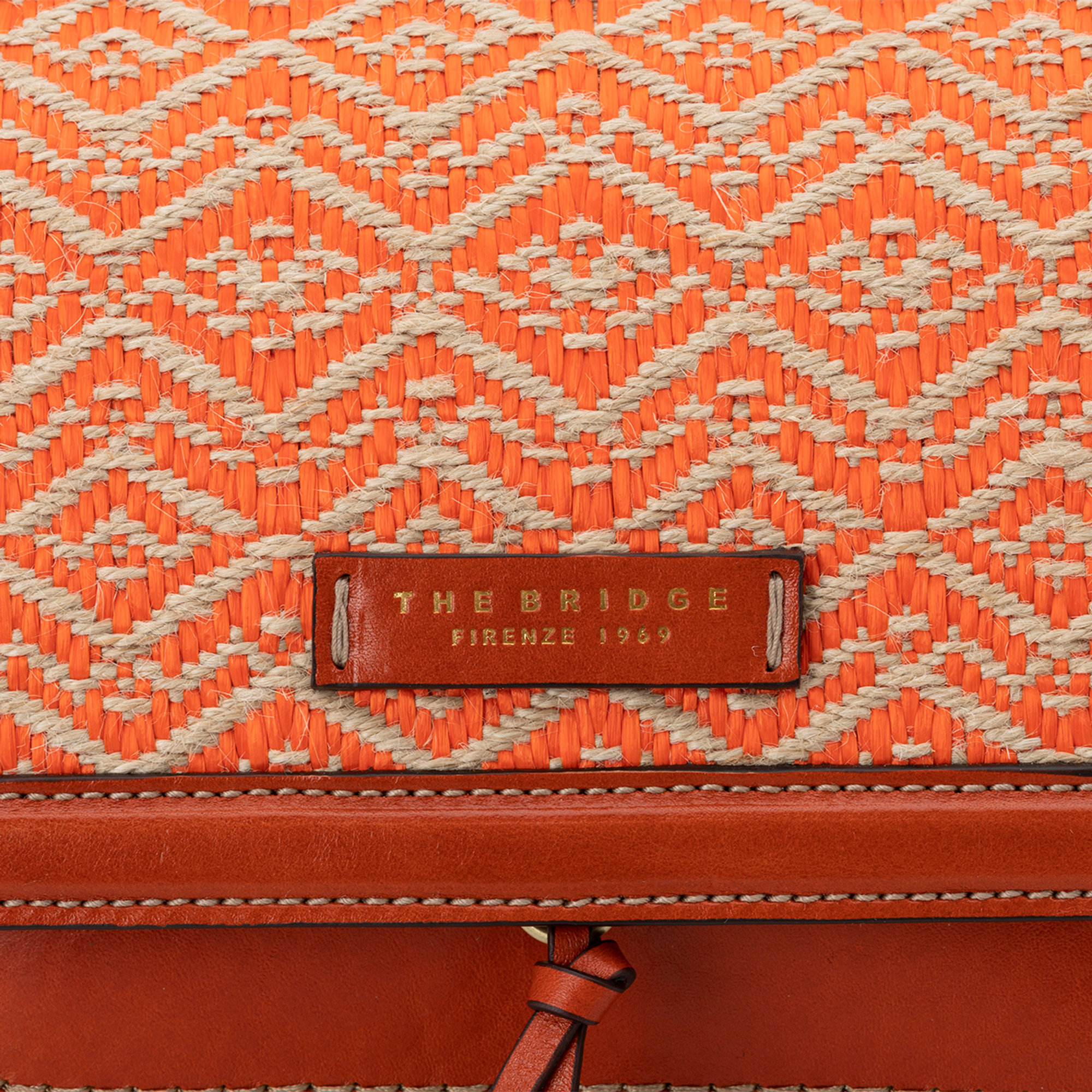 The Bridge tracolla in pelle marrone con patta multicolor in tessuto intrecciato arancio e naturale The Bridge vista3