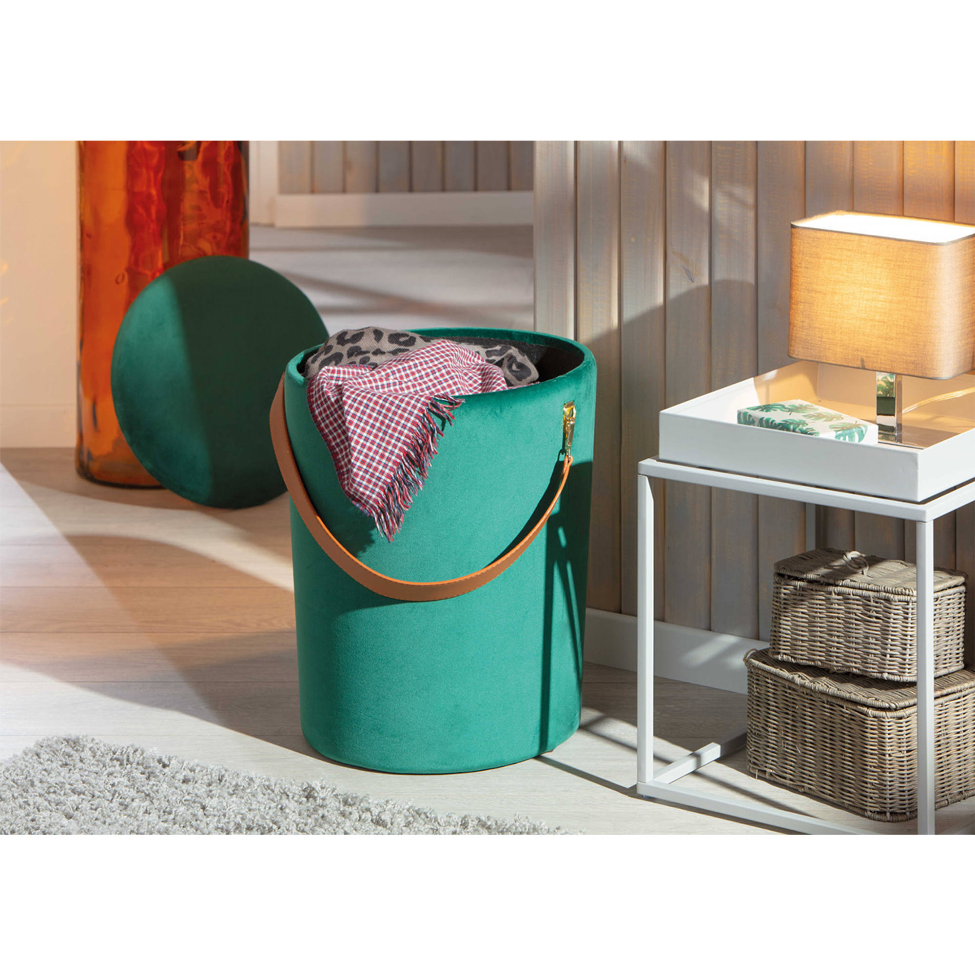 Pouf secchiello contenitore in velluto e maniglia in ecopelle, colore verde, cm 35x35x45 Saldi invernali vista5
