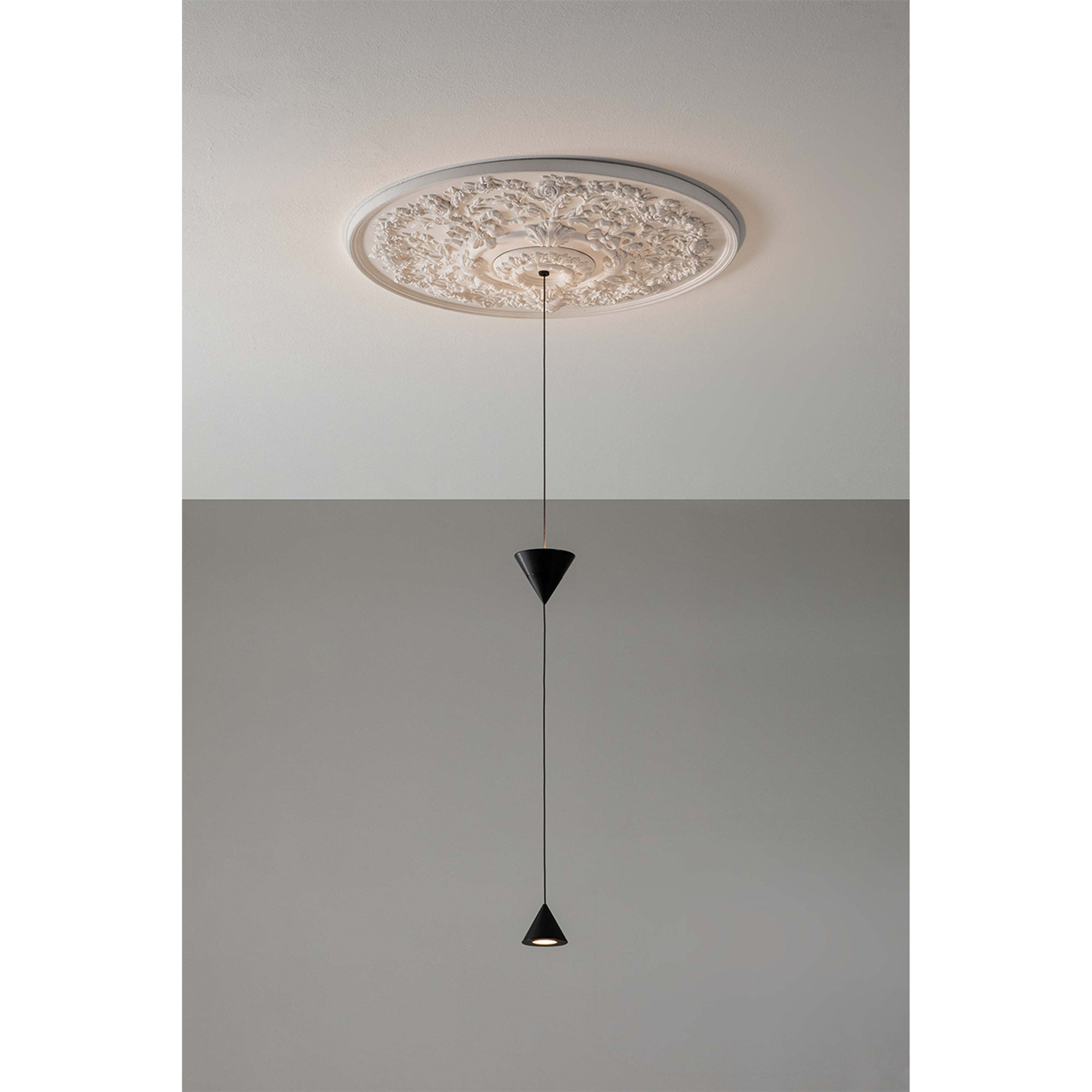 Lampada a sospensione MOONBLOOM grande 2 coni, bianco/nero KARMAN vista3