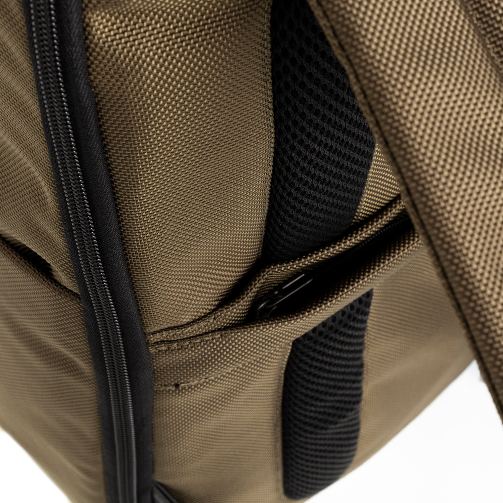Zaino 2 comparti in tessuto e pelle porta computer e porta ipad® verde militare e nero Piquadro vista3
