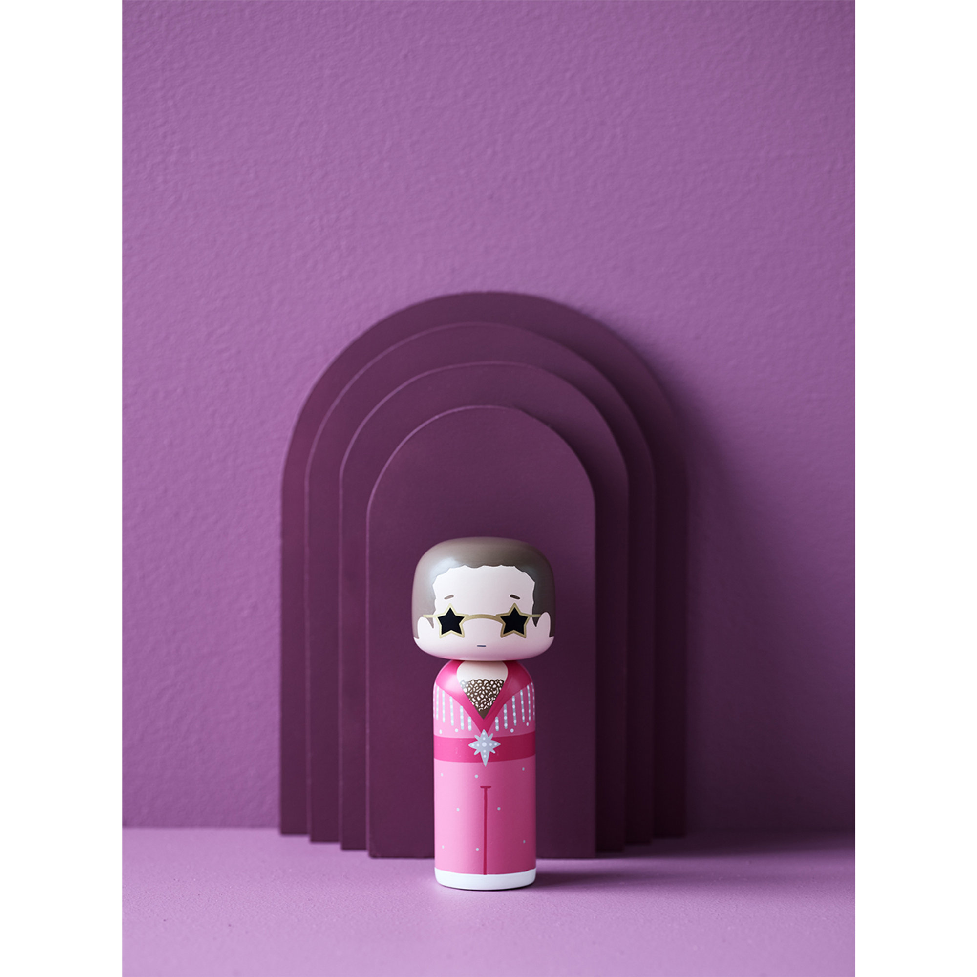 Sketch.inc - Elton in pink outfit Lucie Kaas vista2