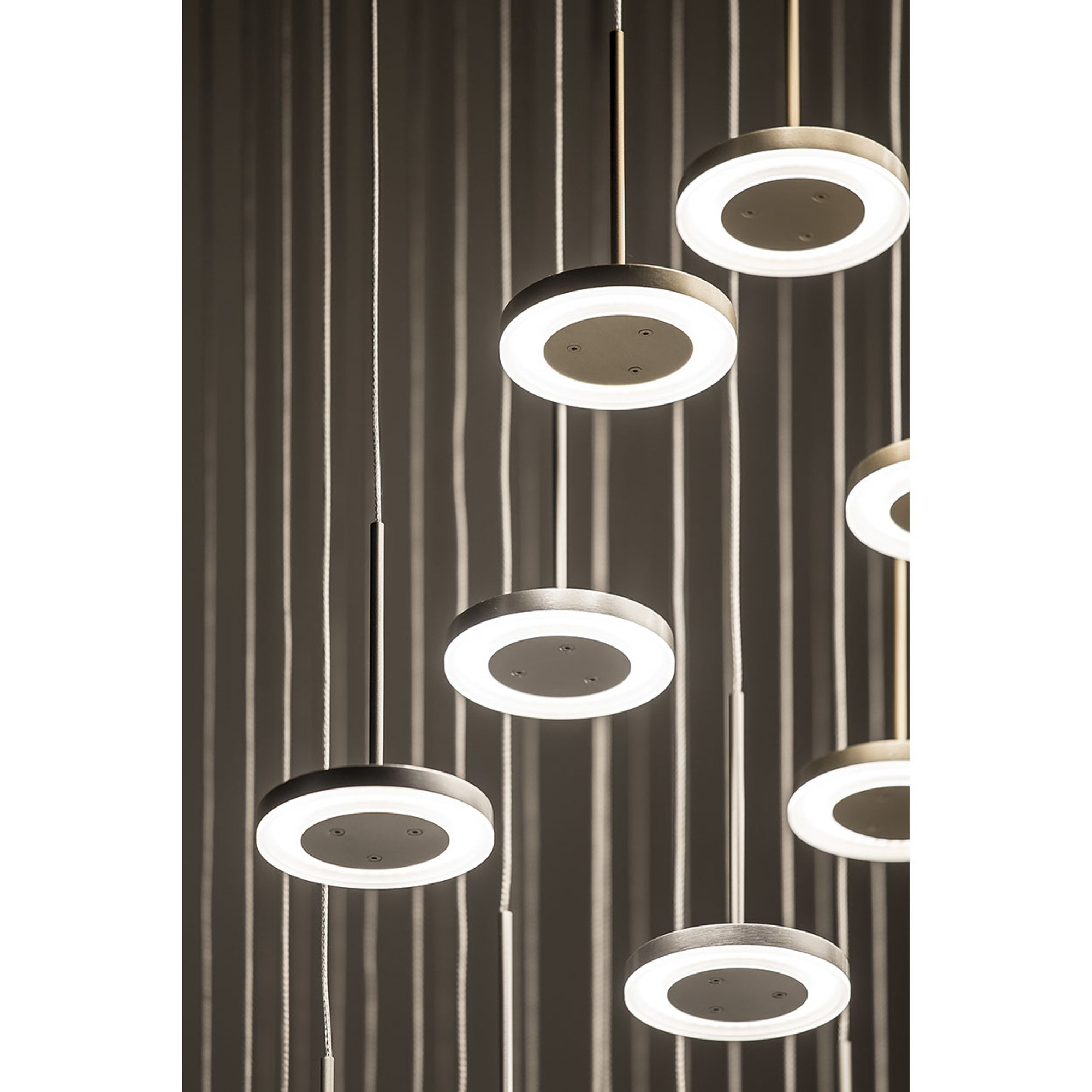 Bella - Lampada a sospensione a luce diretta in alluminio ottone satinato Panzeri luce vista5