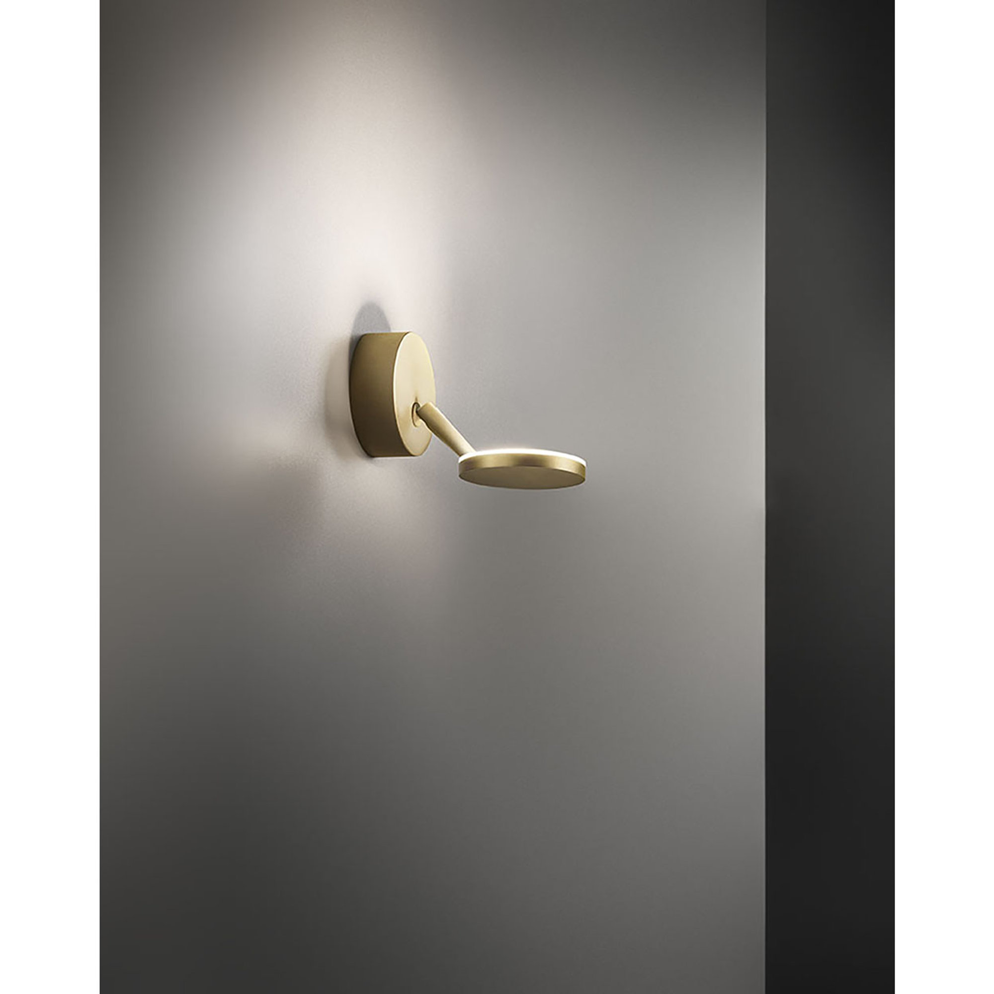 Bella - Lampada da parete a luce diretta in alluminio ottone satinato Panzeri luce vista1