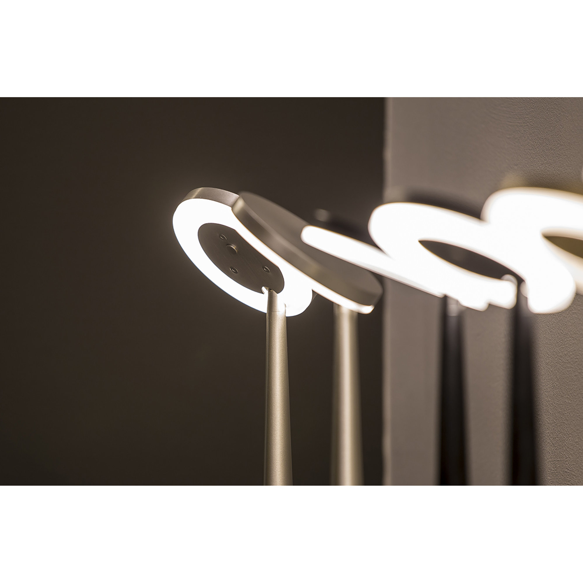 Bella - Lampada da tavolo a luce diretta in alluminio bronzo Panzeri luce vista3