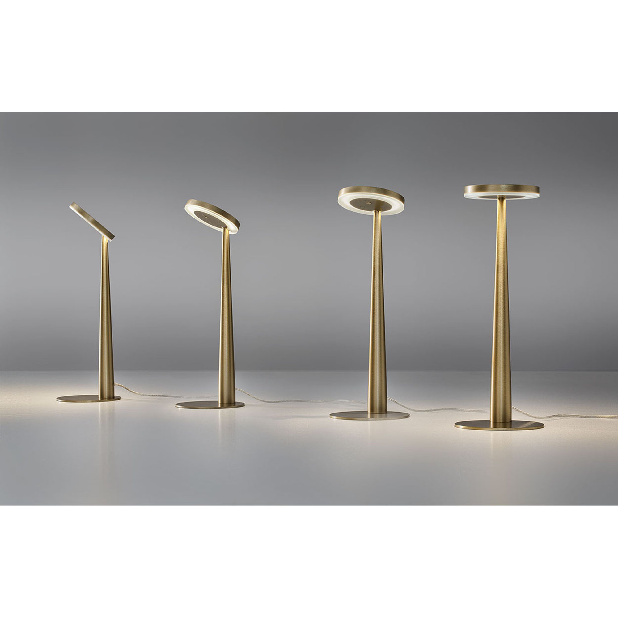 Bella - Lampada da tavolo a luce diretta in alluminio ottone titanio Panzeri luce vista3