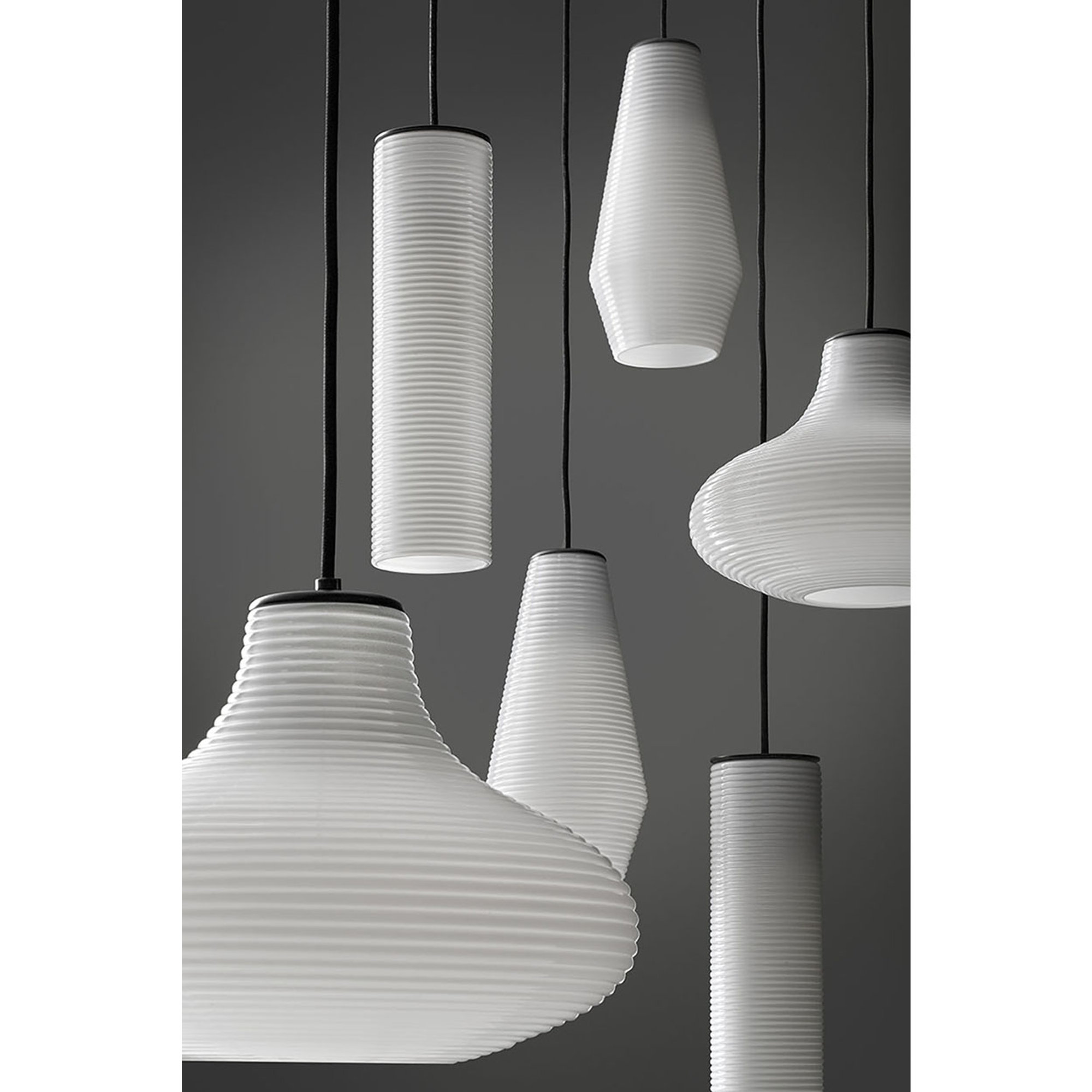 Emma - Lampada a sospensione base ottone nero/diffusore vetro soffiato bronzo Panzeri luce vista3