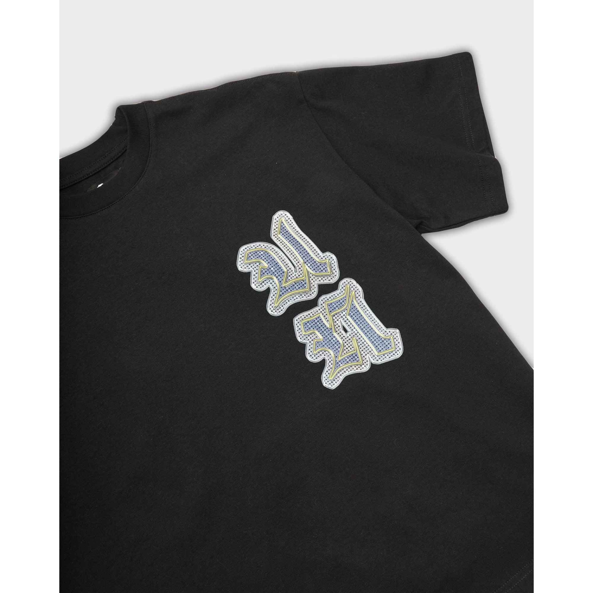 Camiseta Multi Logo Negra Unknown London vista2