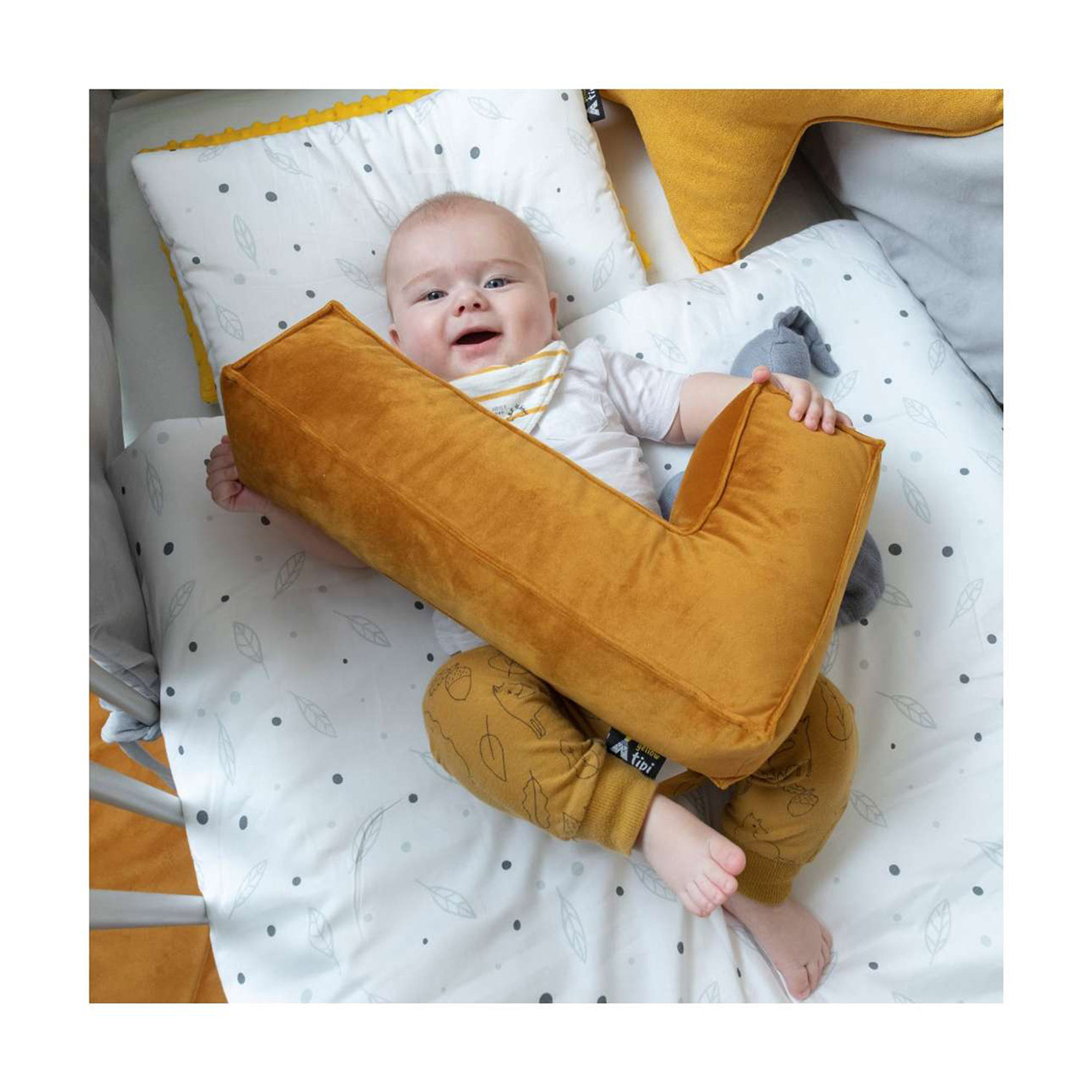 Cuscino con lettere L, 35x40 cm (Boucle) - beige chiaro Yellow Tipi vista2