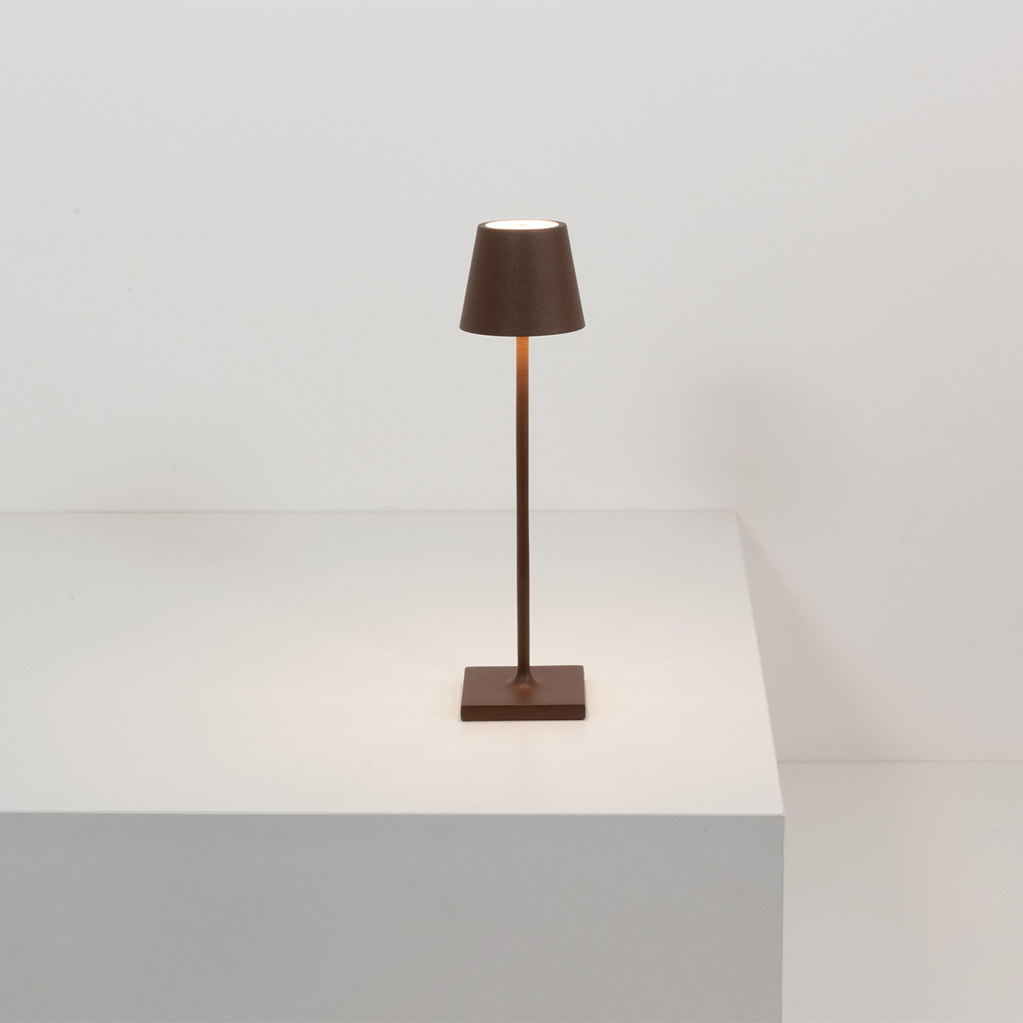 Poldina Mikro Tischlampe Corten Zafferano luce vista4