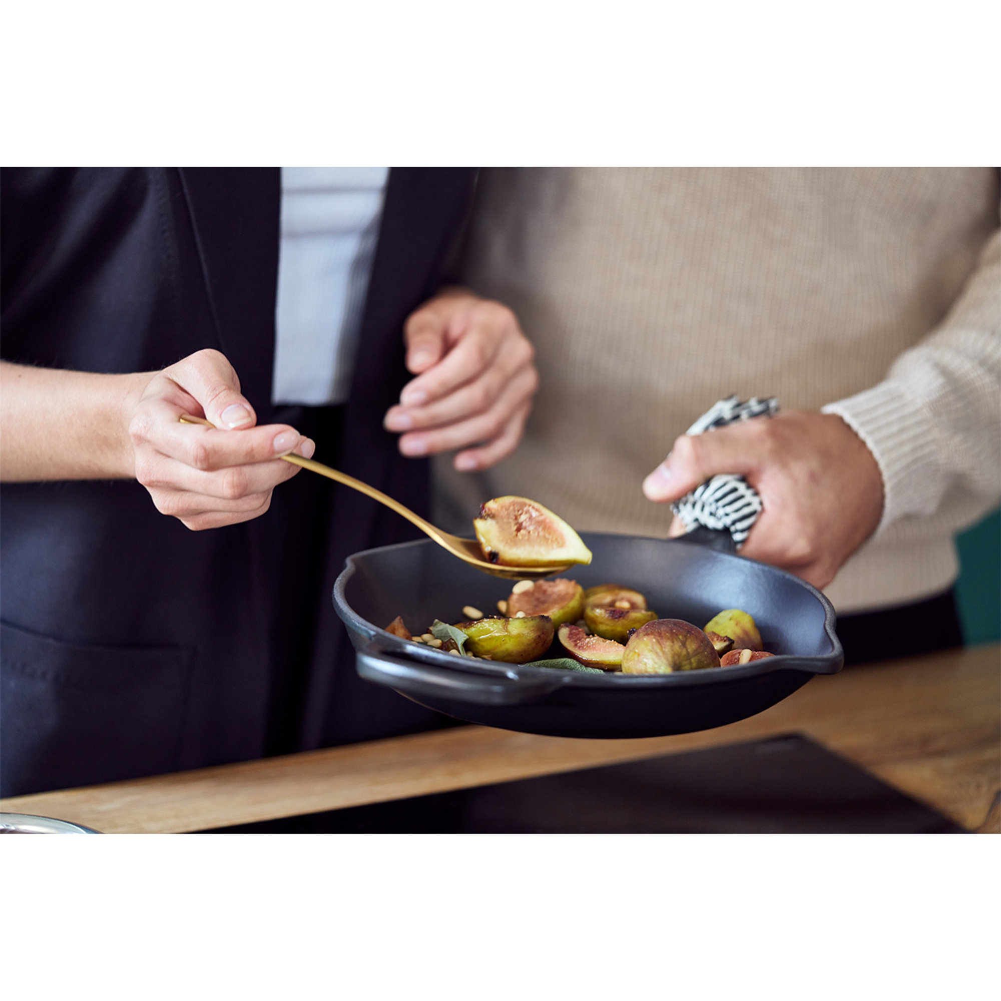 Padella doppio becco Profonda Evo 26 cm Nero Matt Le Creuset vista4