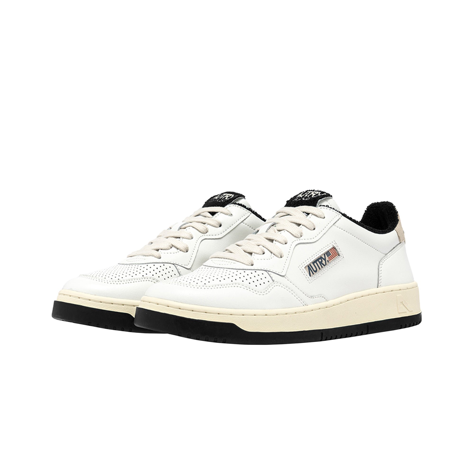 Medalist Low White Black Autry vista2