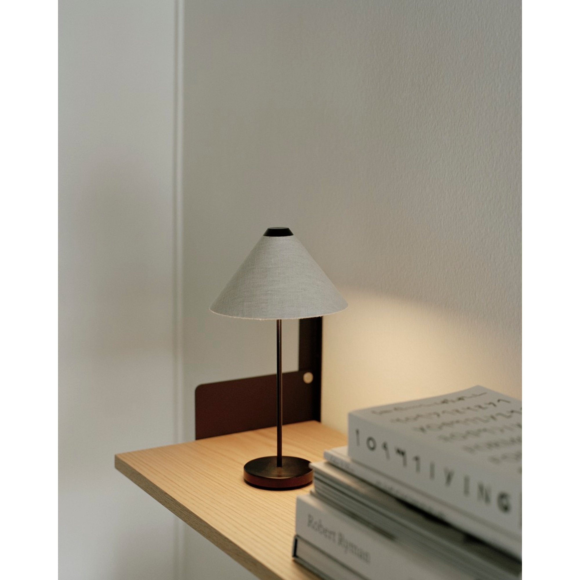 Brolly Portatile Lampada da tavolo, Linen New Works vista1