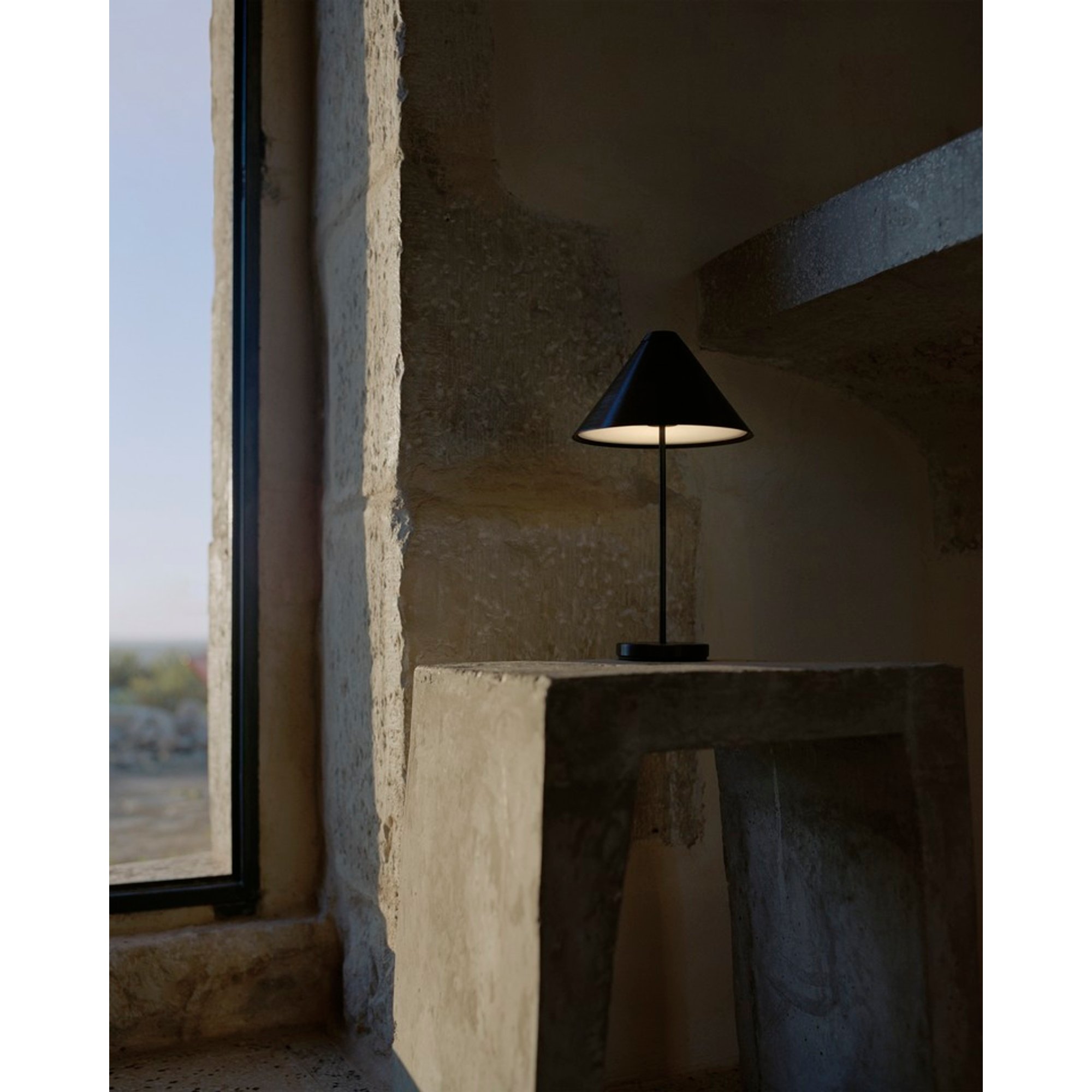 Brolly Portatile Lampada da tavolo, Acciaio Nero New Works vista1