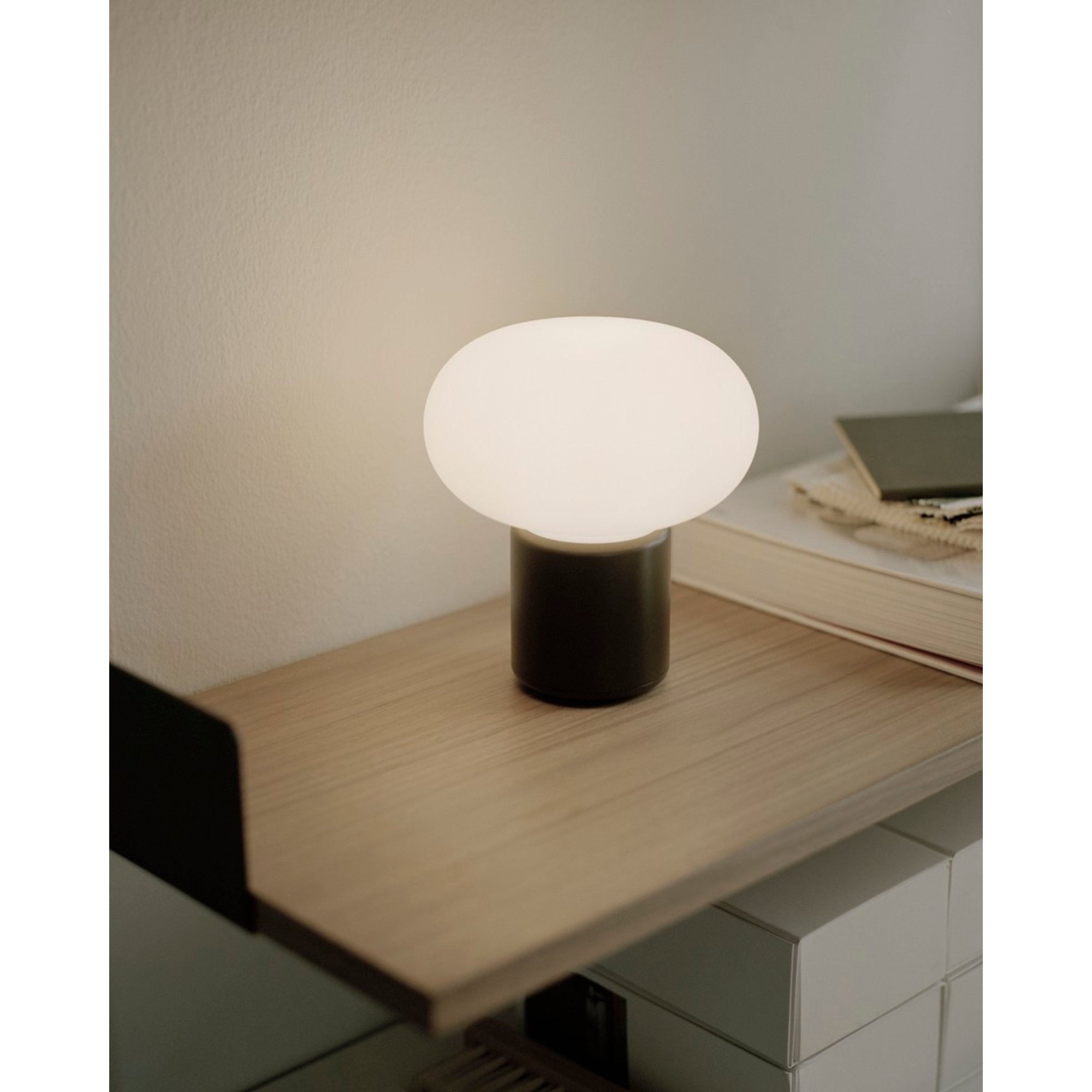 Karl-Johan Portatile Lampada da tavolo, Cold Nero New Works vista4