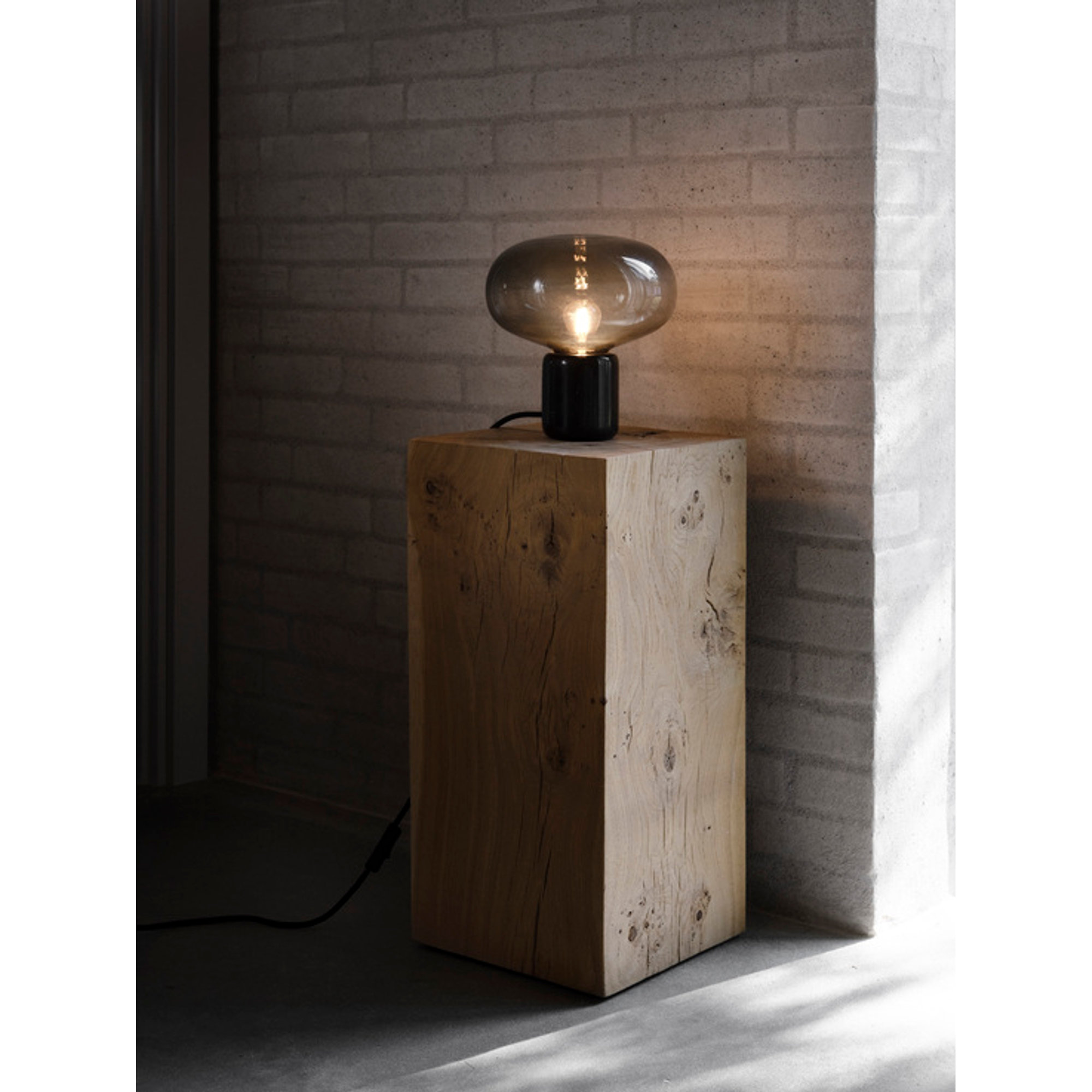 Karl-Johan Lampada da tavolo, Nero Marquina w. Vetro fumé, EU New Works vista1