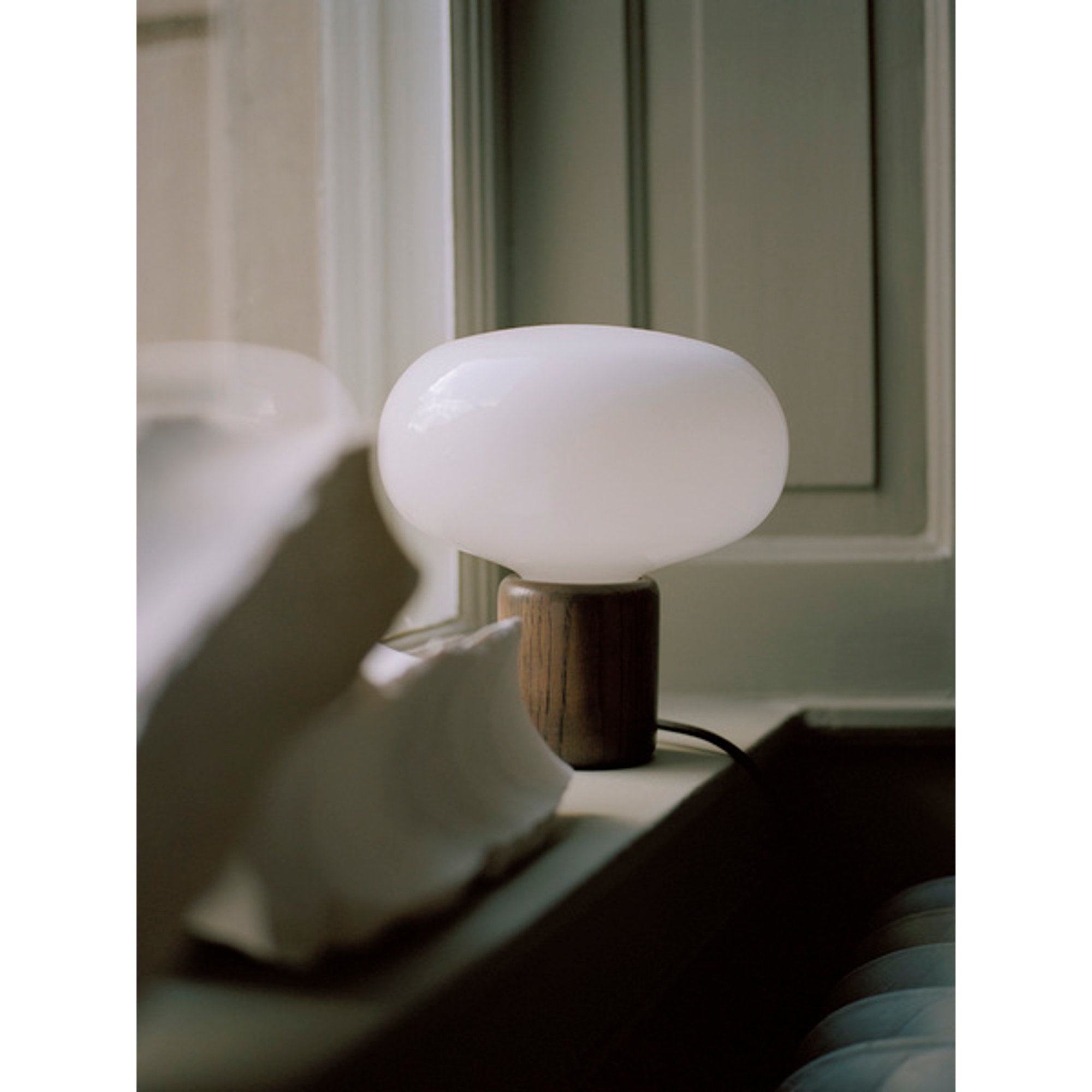 Karl-Johan Lampada da tavolo, Smoked Oak w. Bianco Vetro opalino, EU New Works vista3