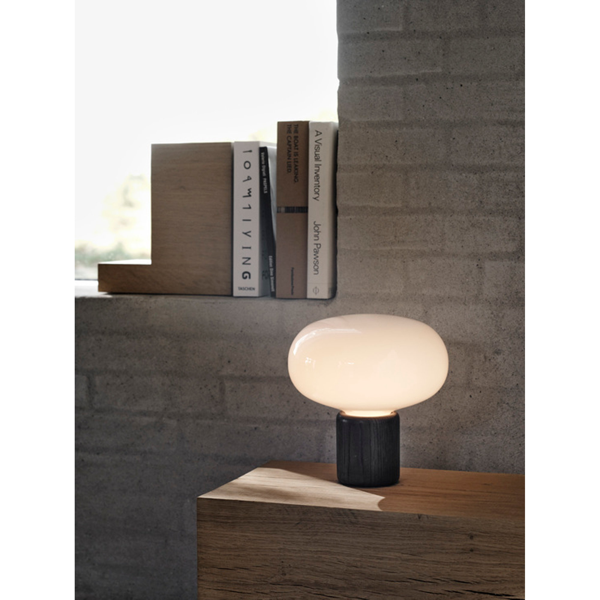 Karl-Johan Lampada da tavolo, Smoked Oak w. Bianco Vetro opalino, EU New Works vista5