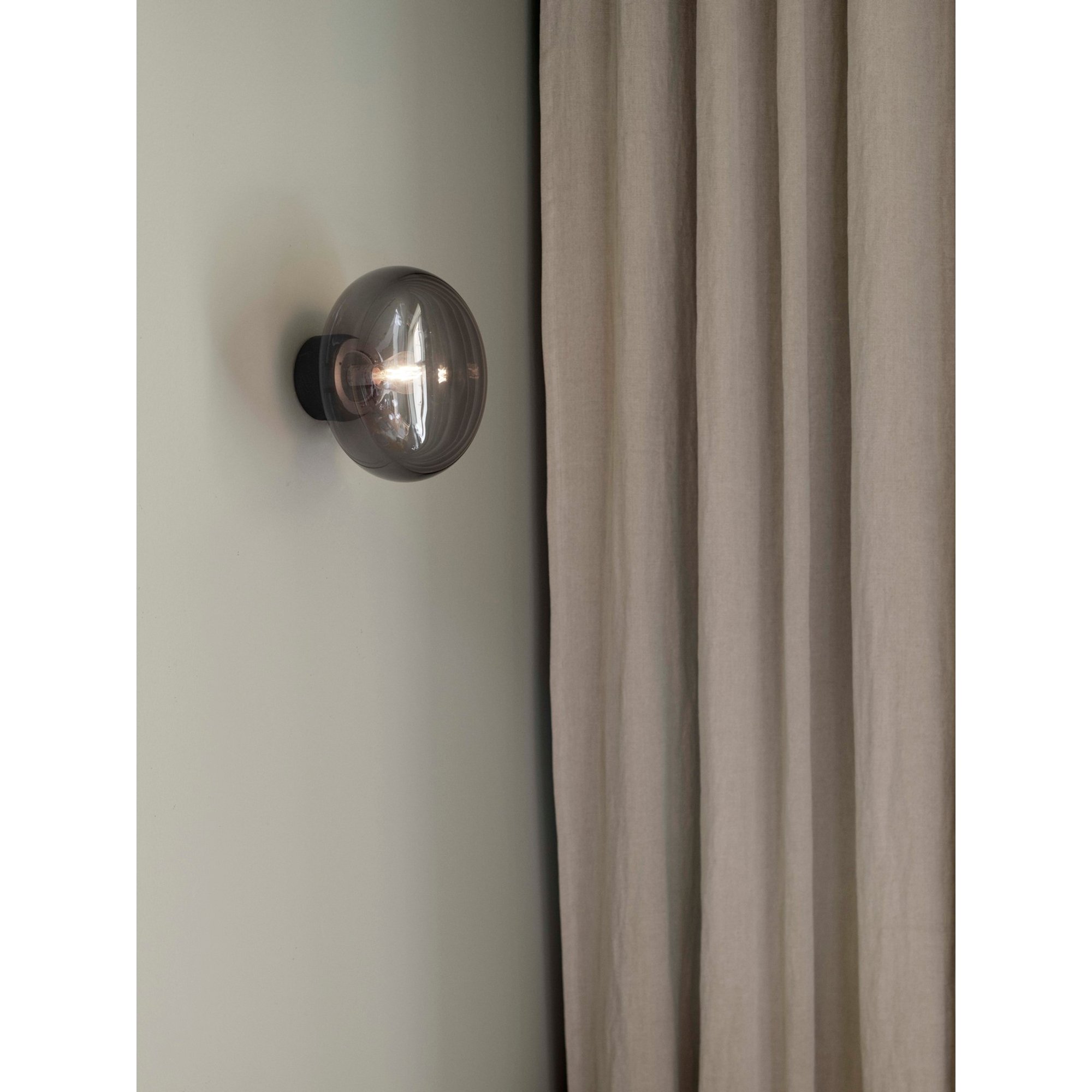 Karl-Johan Applique, Nero Stained Oak w. Vetro fumé, EU New Works vista1