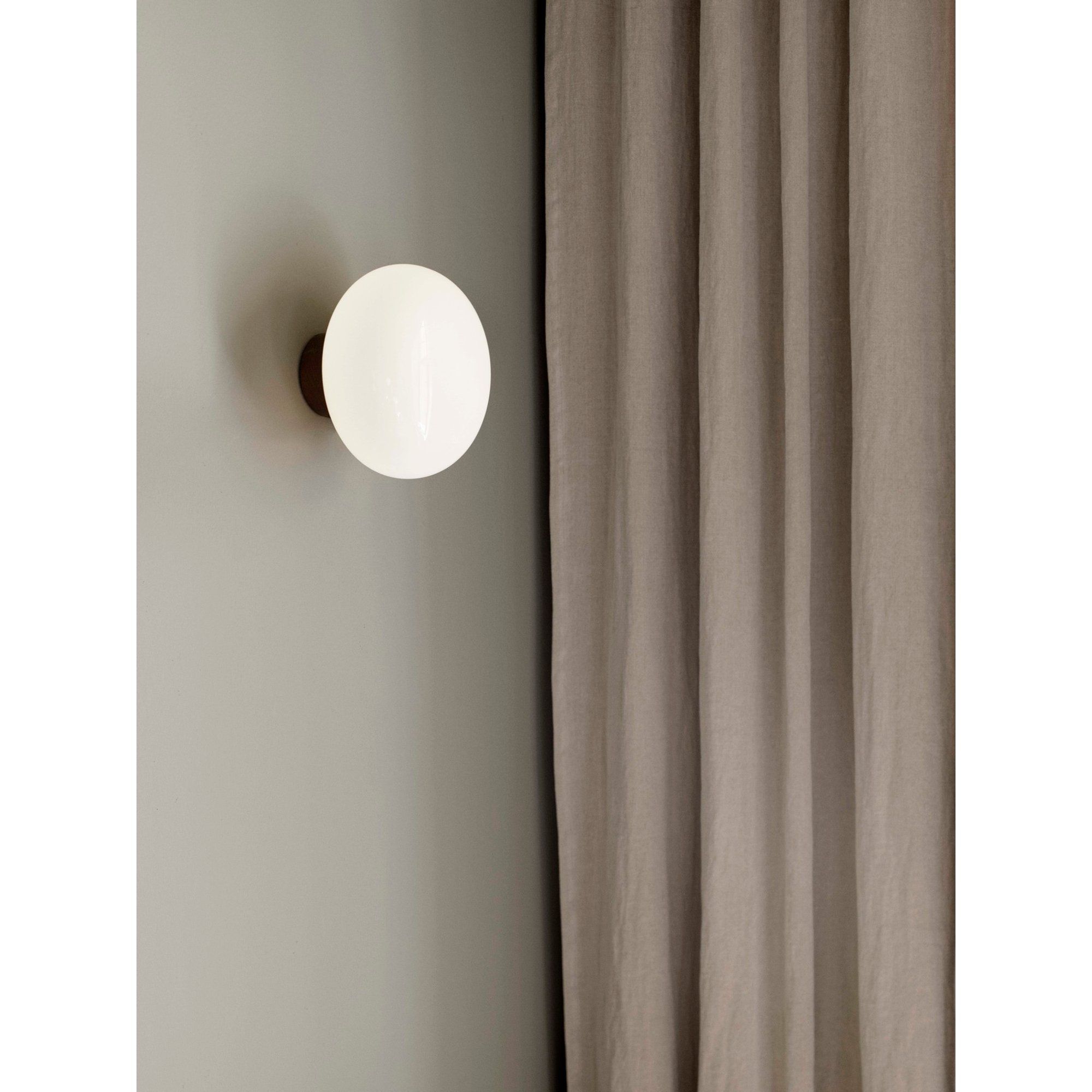 Karl-Johan Applique, Smoked Oak w. Bianco Vetro opalino, US New Works vista2
